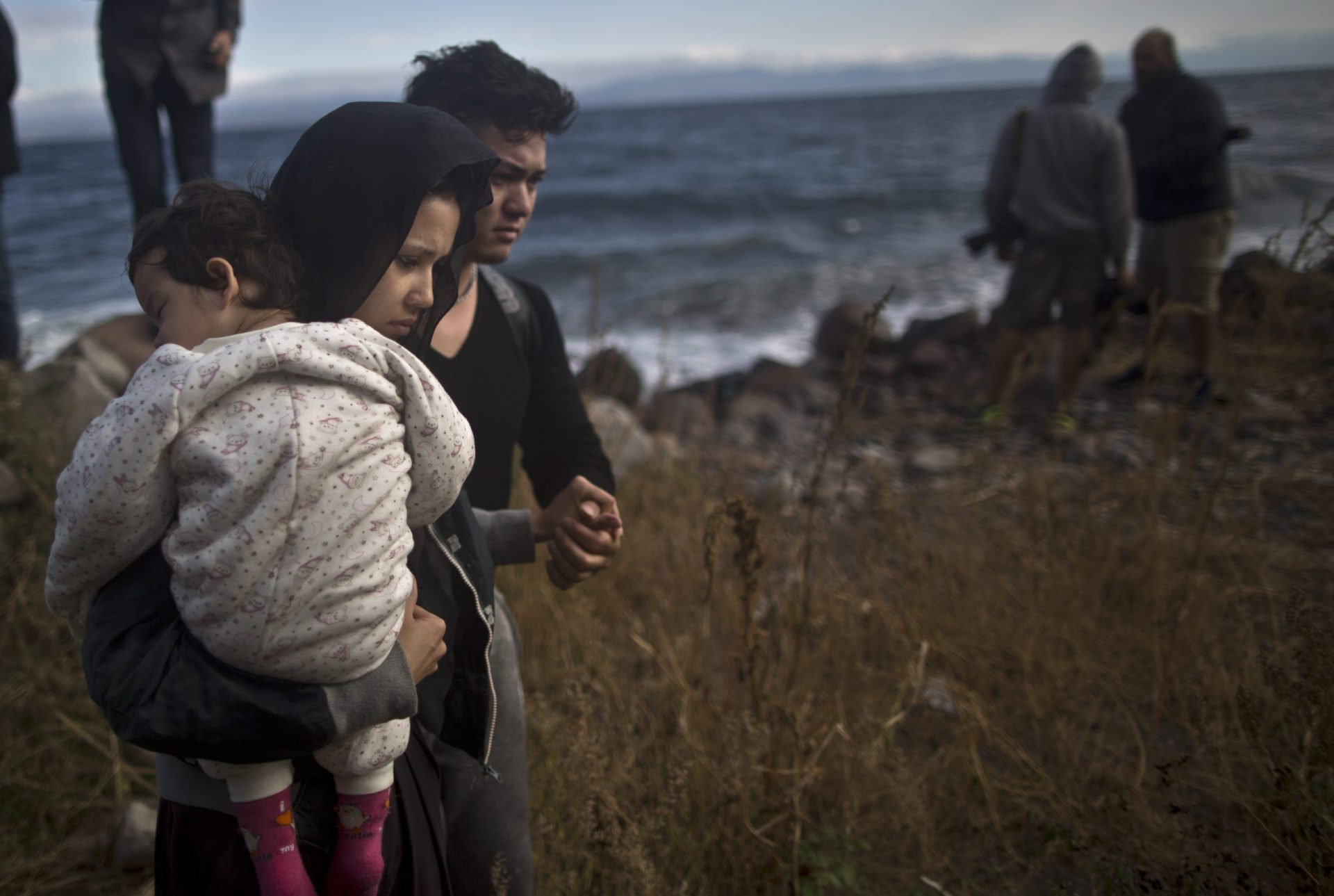 Lesbos sobrelotada. Milhares de famílias dormem ao relento na ilha grega