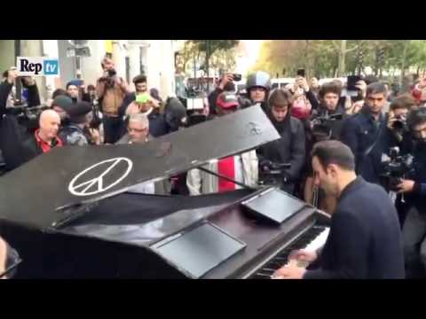 Homenagem: Músico leva piano para a porta do Bataclan e toca Imagine [vídeo]