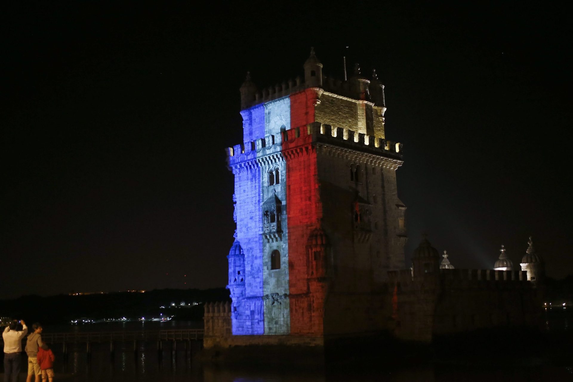 Lisboa ilumina Torre de Belém e convoca manifestação solidária com Paris