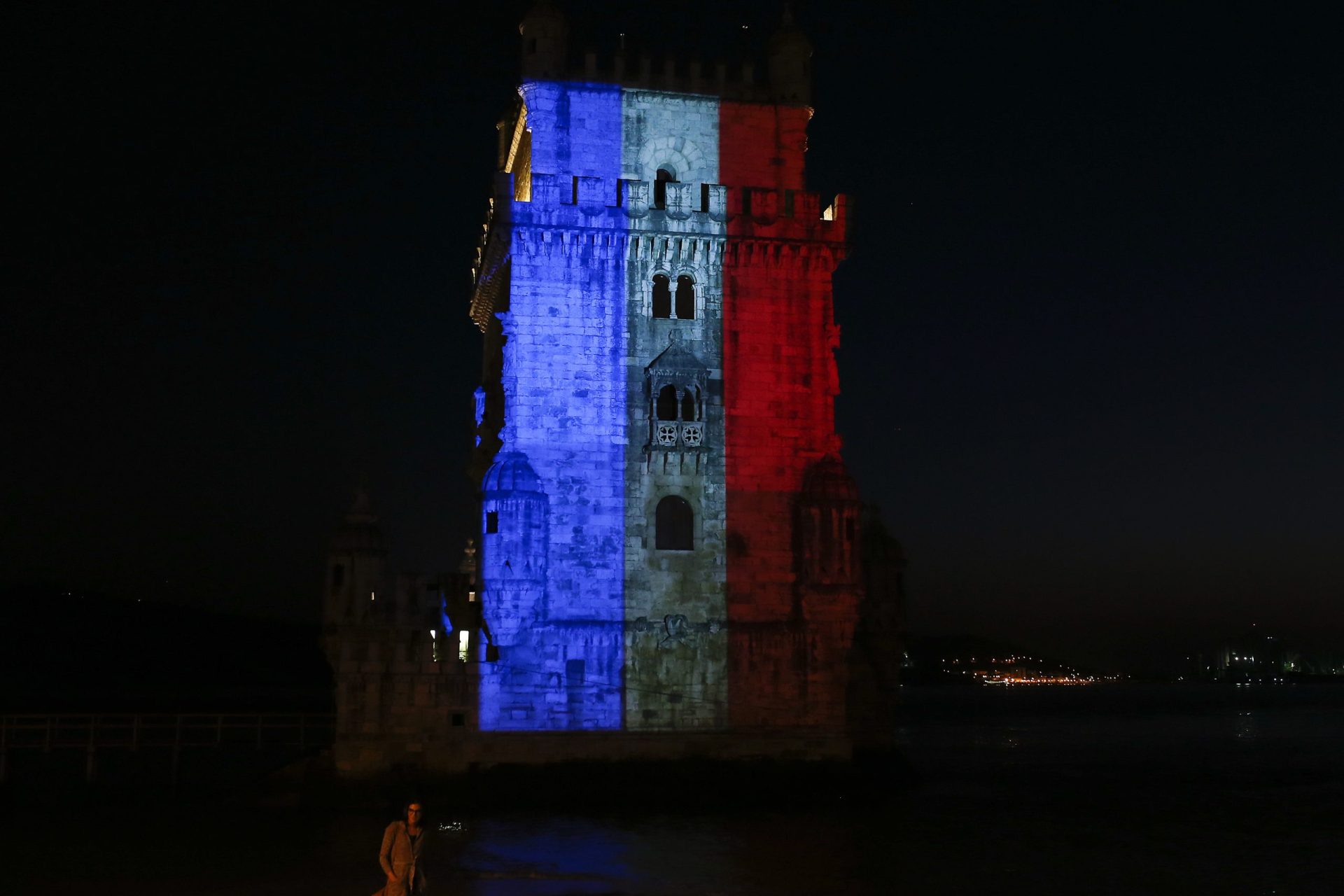Torre de Belém iluminada em homenagem às vítimas de Paris