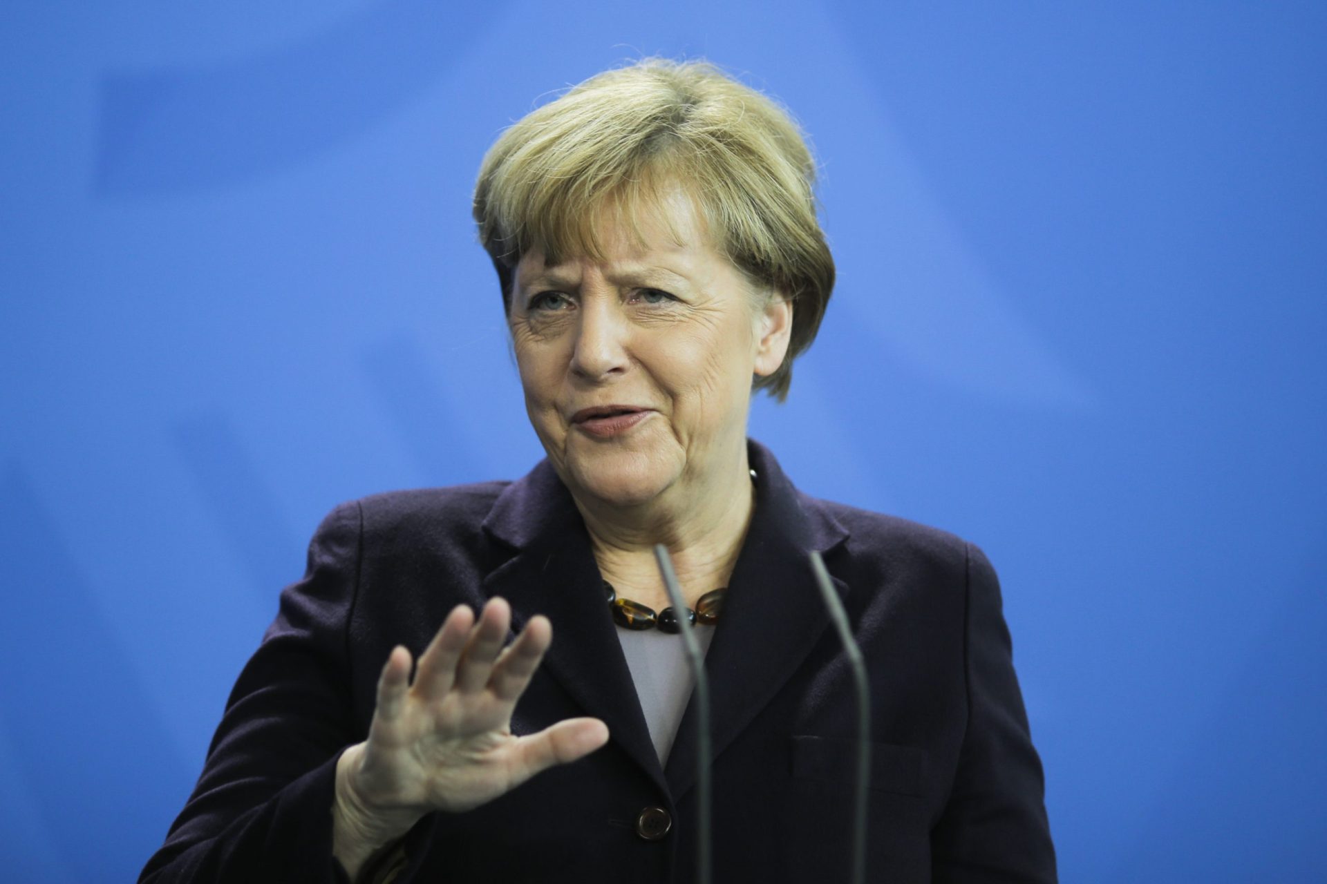 Merkel diz que Alemanha acolherá um milhão de refugiados em 2015