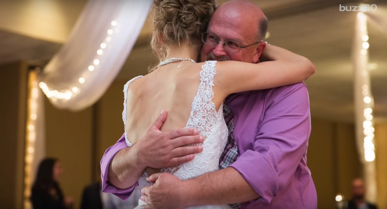 A dança desta noiva com o seu dador de medula está a emocionar a internet