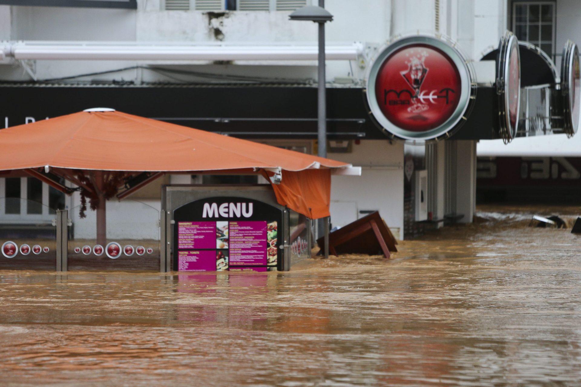 Várias pessoas resgatadas de zonas inundadas na baixa de Albufeira