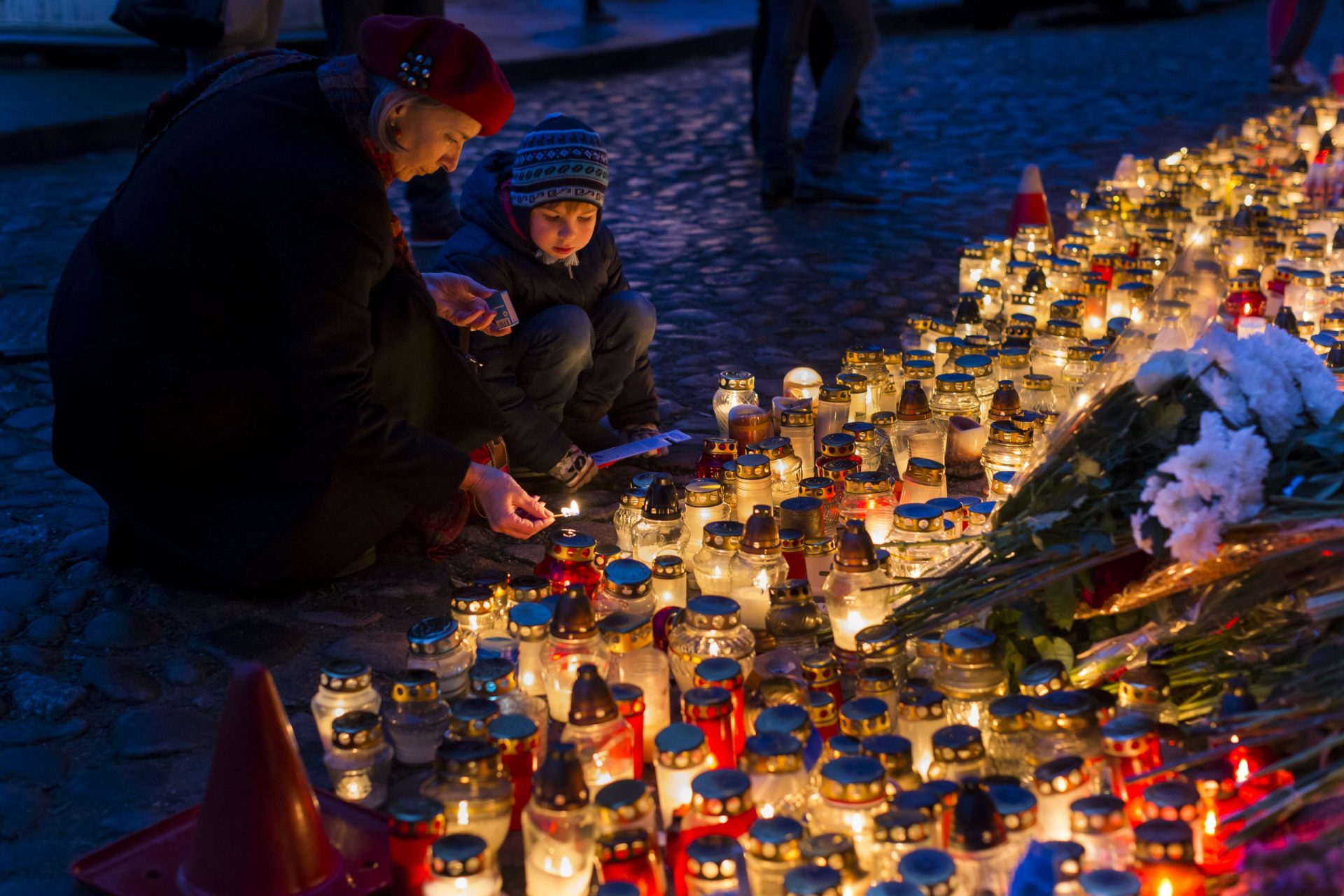 Atentado em Paris: balanço provisório dos mortos mantém-se em 129