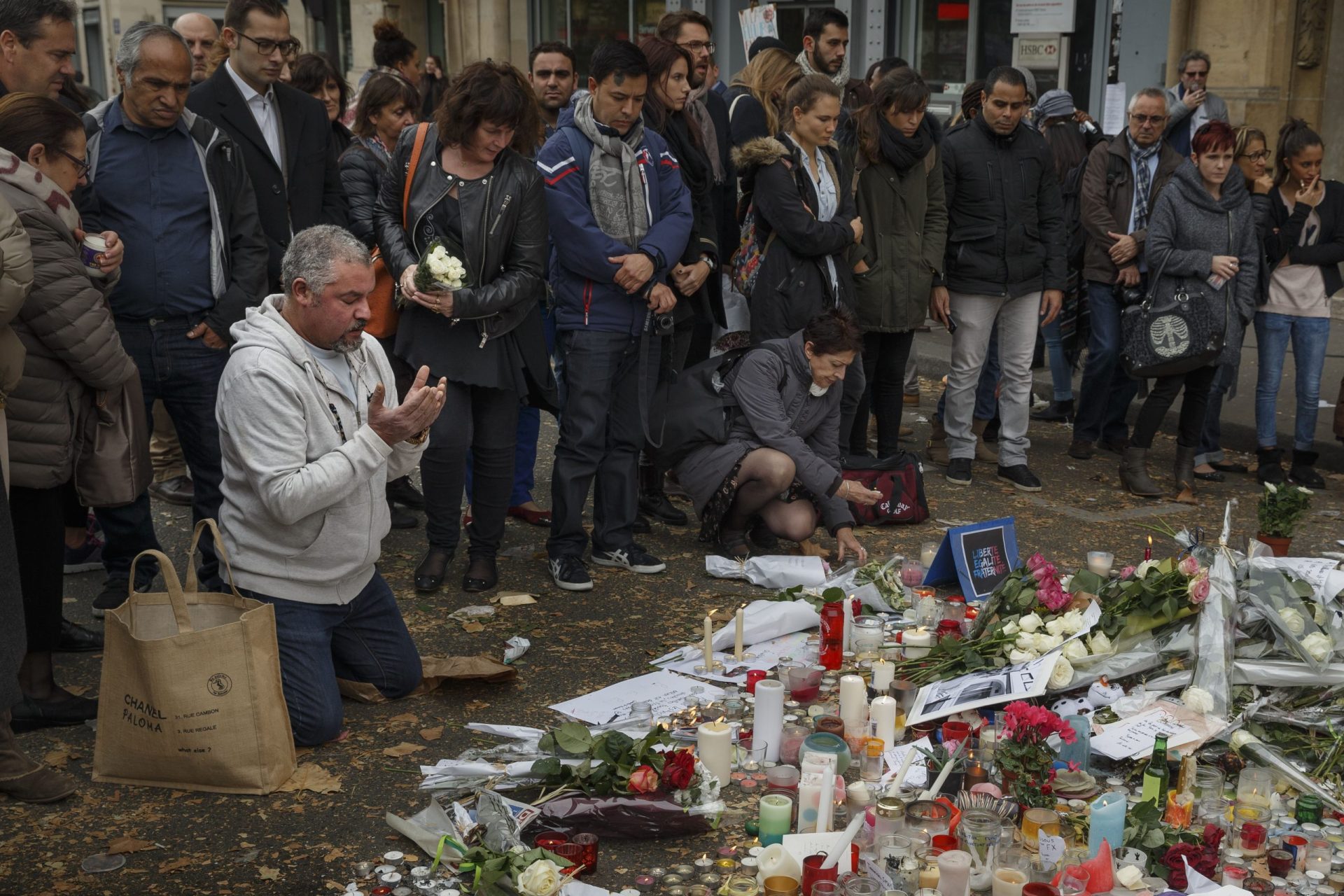 Viúvo escreve carta emocionada aos terroristas que lhe mataram a mulher