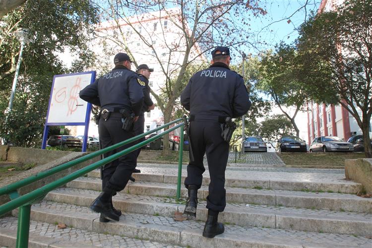 Operação policial da PSP em várias zonas de Lisboa para procurar armas