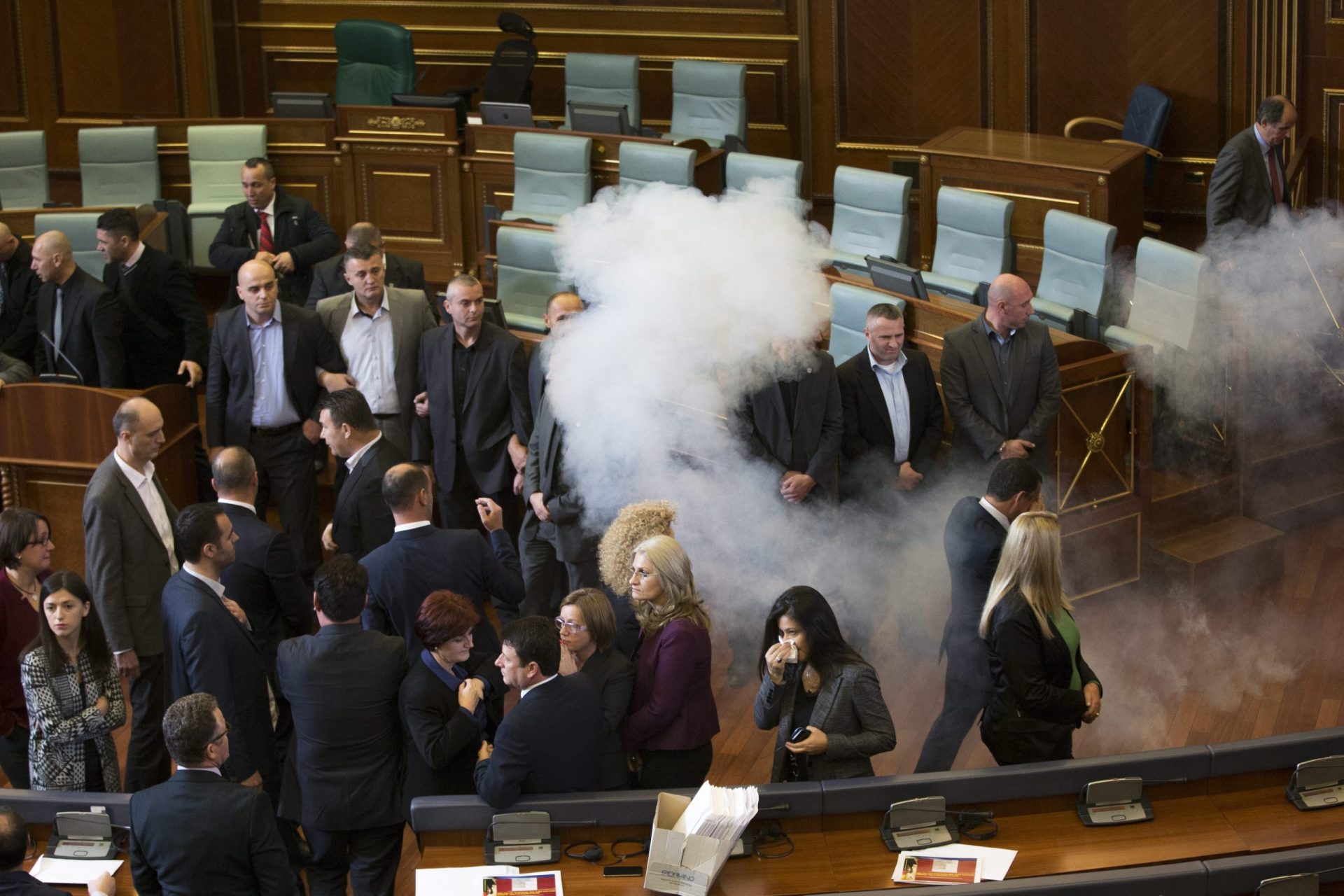Oposição no Kosovo volta a lançar gás lacrimogéneo no parlamento