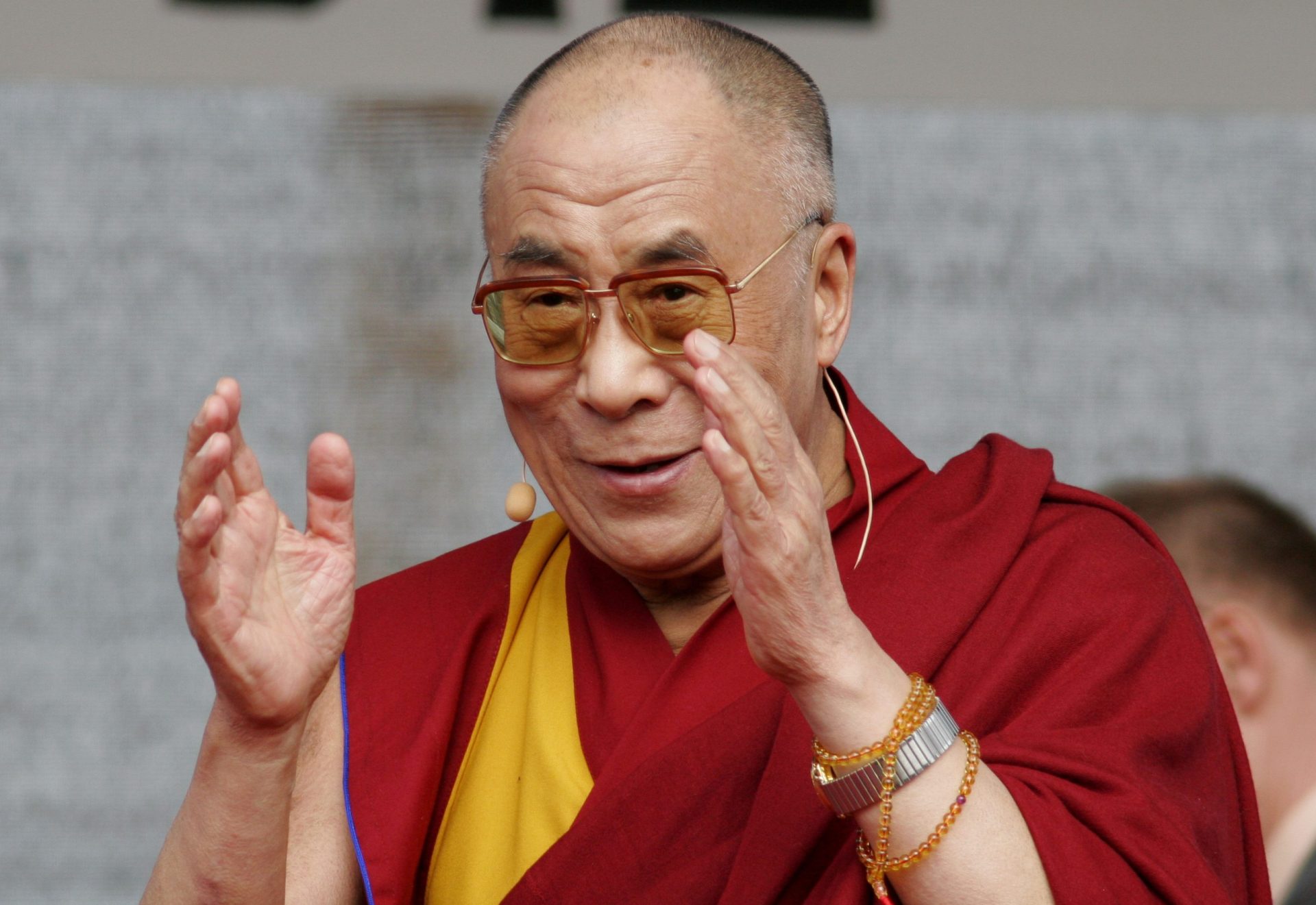A mensagem inesperada do Dalai Lama sobre os atentados em Paris