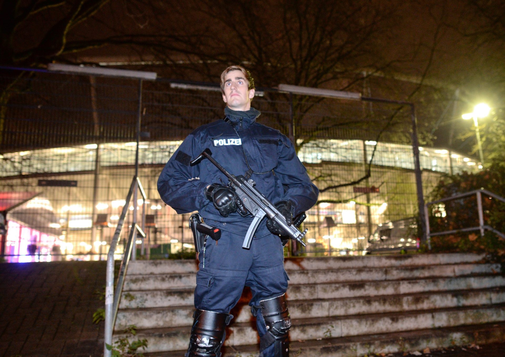 ‘Ameaça concreta’ de bomba obriga a evacuar o Estádio de Hannover