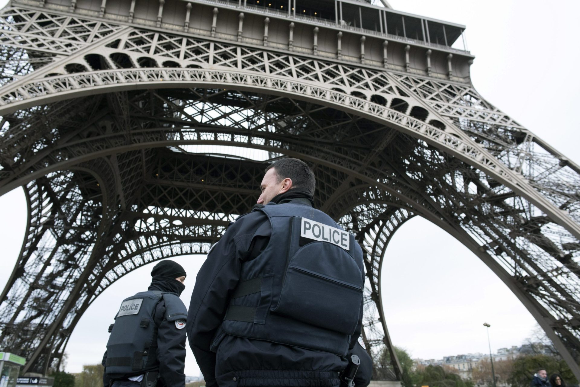 Investigadores admitem existência de nono terrorista em Paris