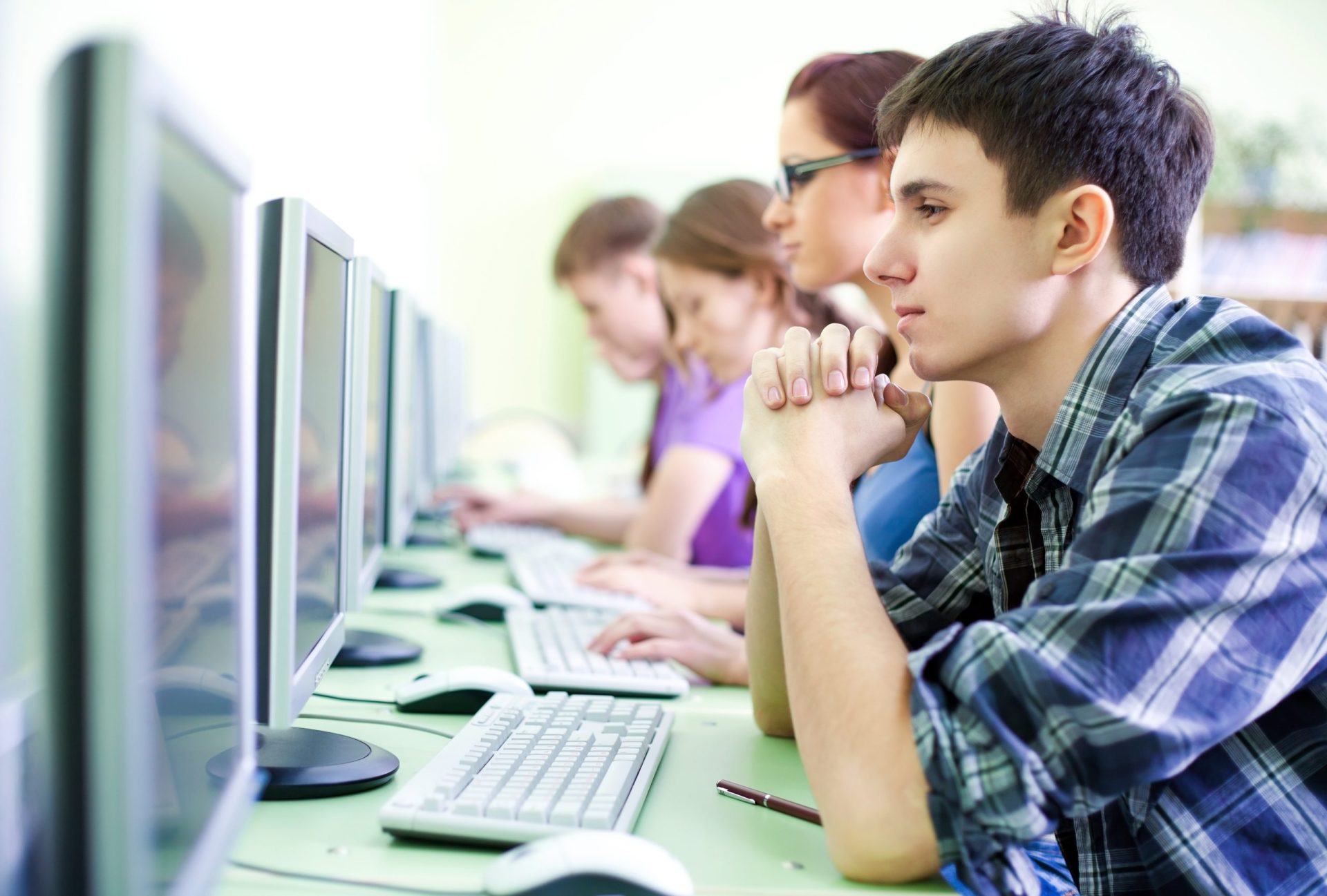 Escolas de condução defendem videovigilância nas salas de exames de código