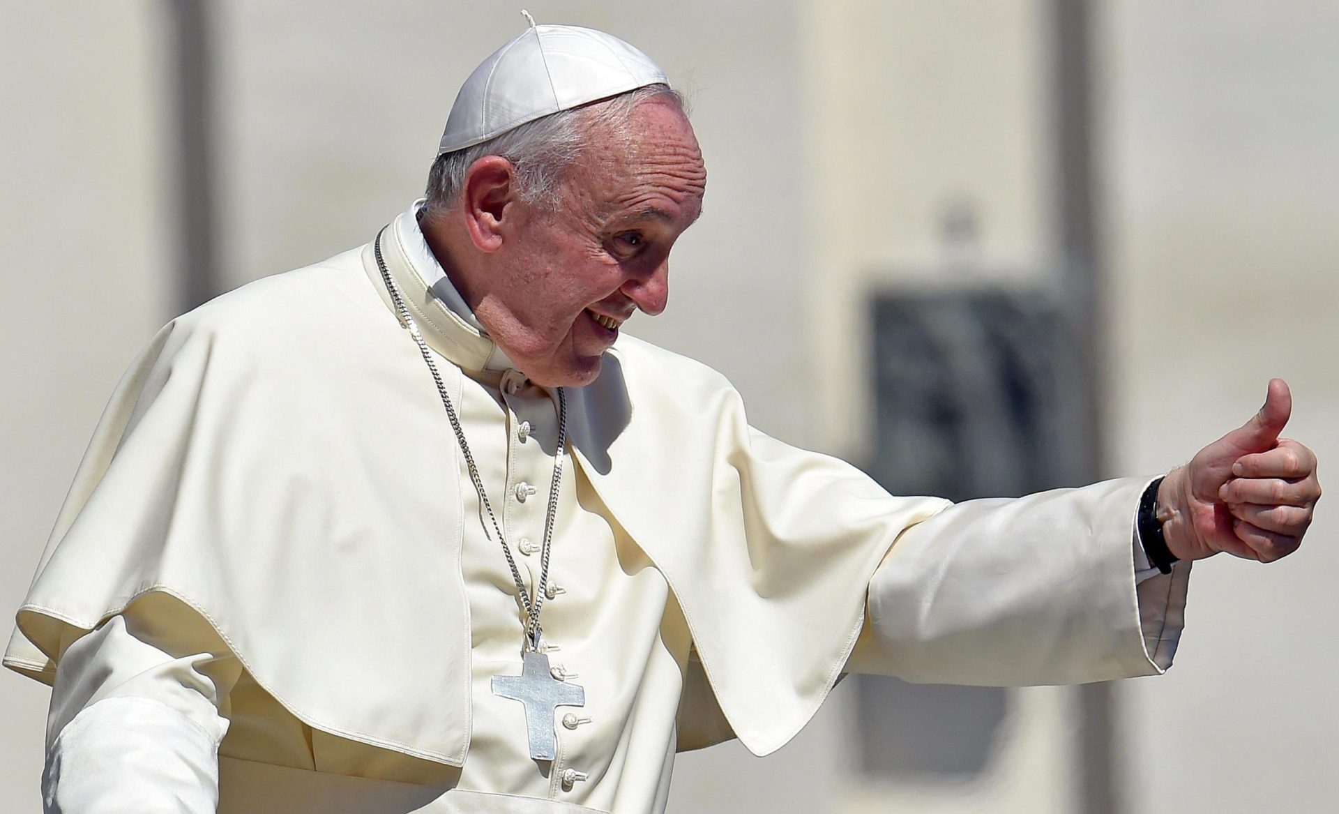 Papa pede que portas das igrejas estejam abertas apesar das ameaças