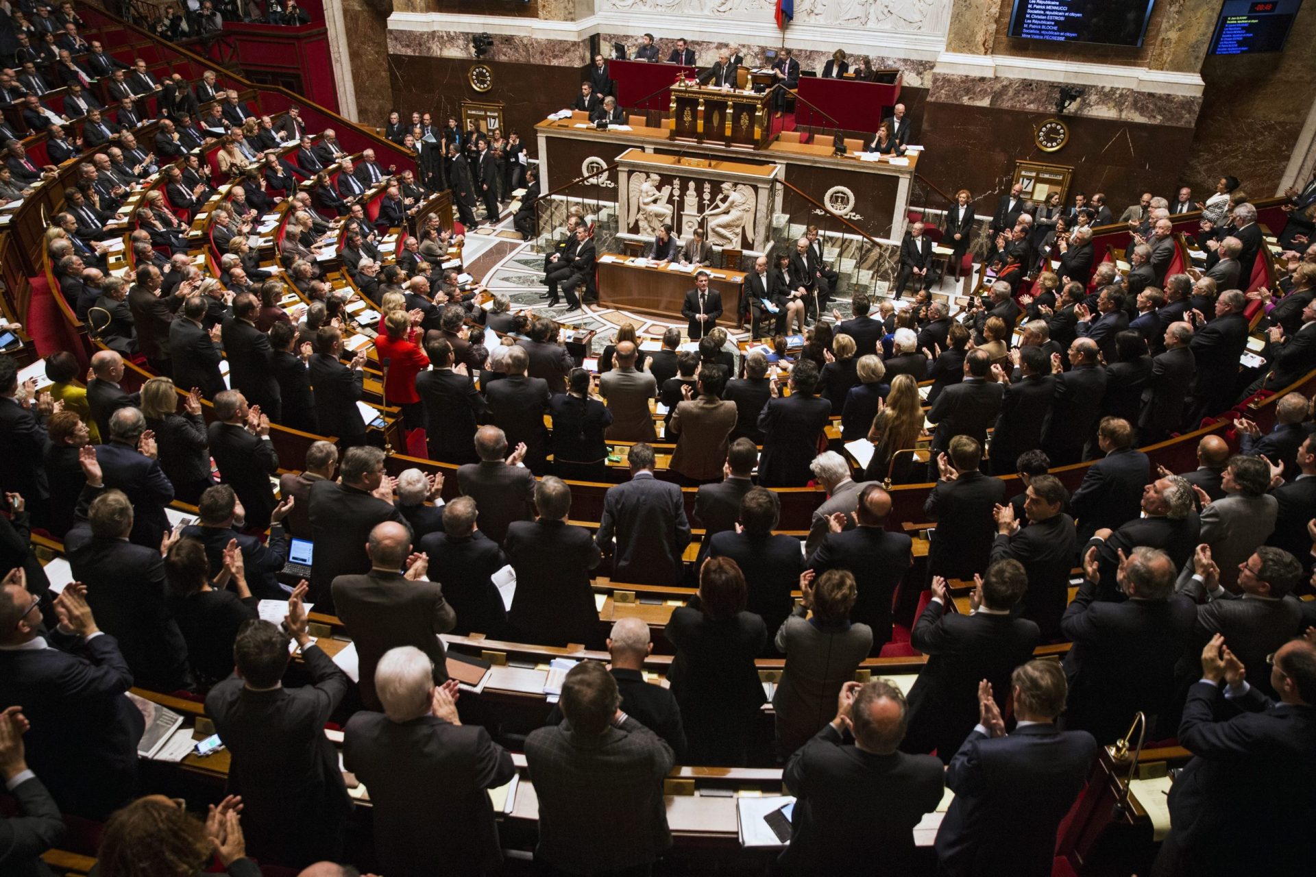 Parlamento francês aprova prolongamento de estado de emergência