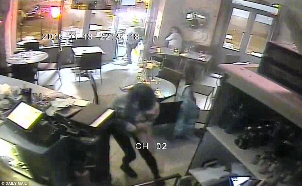Divulgadas imagens de ataque a restaurante em Paris [vídeo]