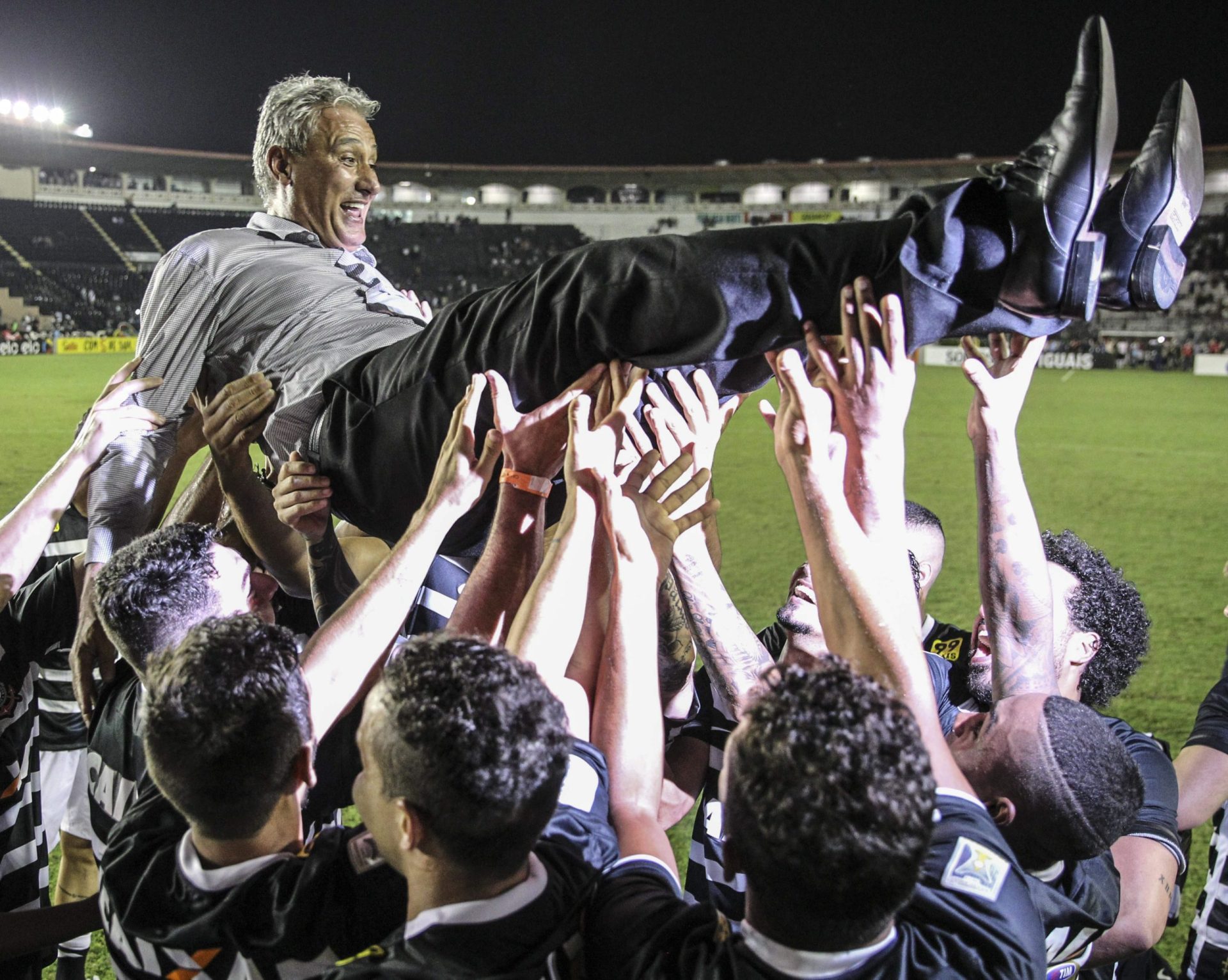 Corinthians sagra-se campeão brasileiro de futebol pela sexta vez