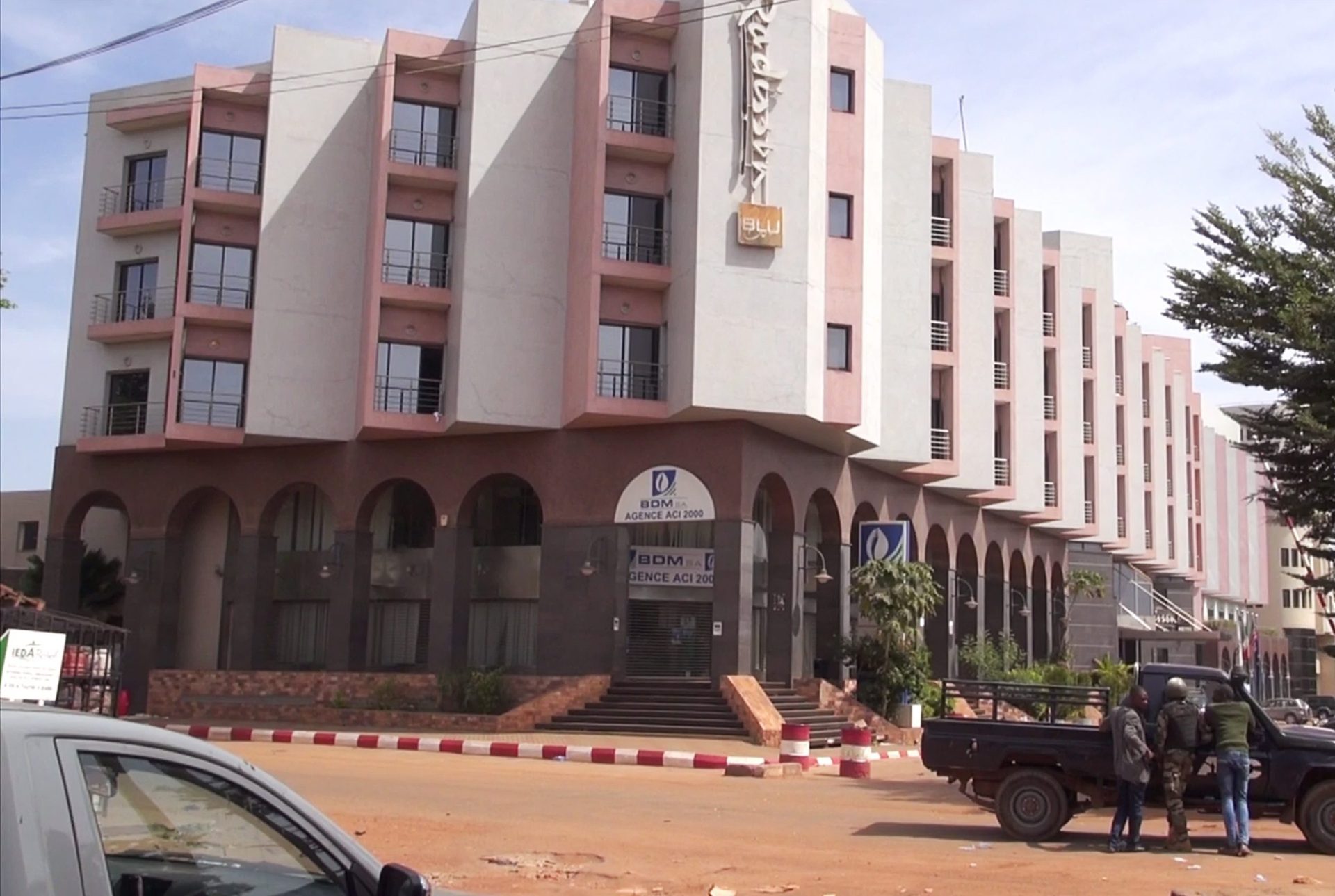 Mali. 125 clientes e 13 funcionários no edifício do hotel de Bamako