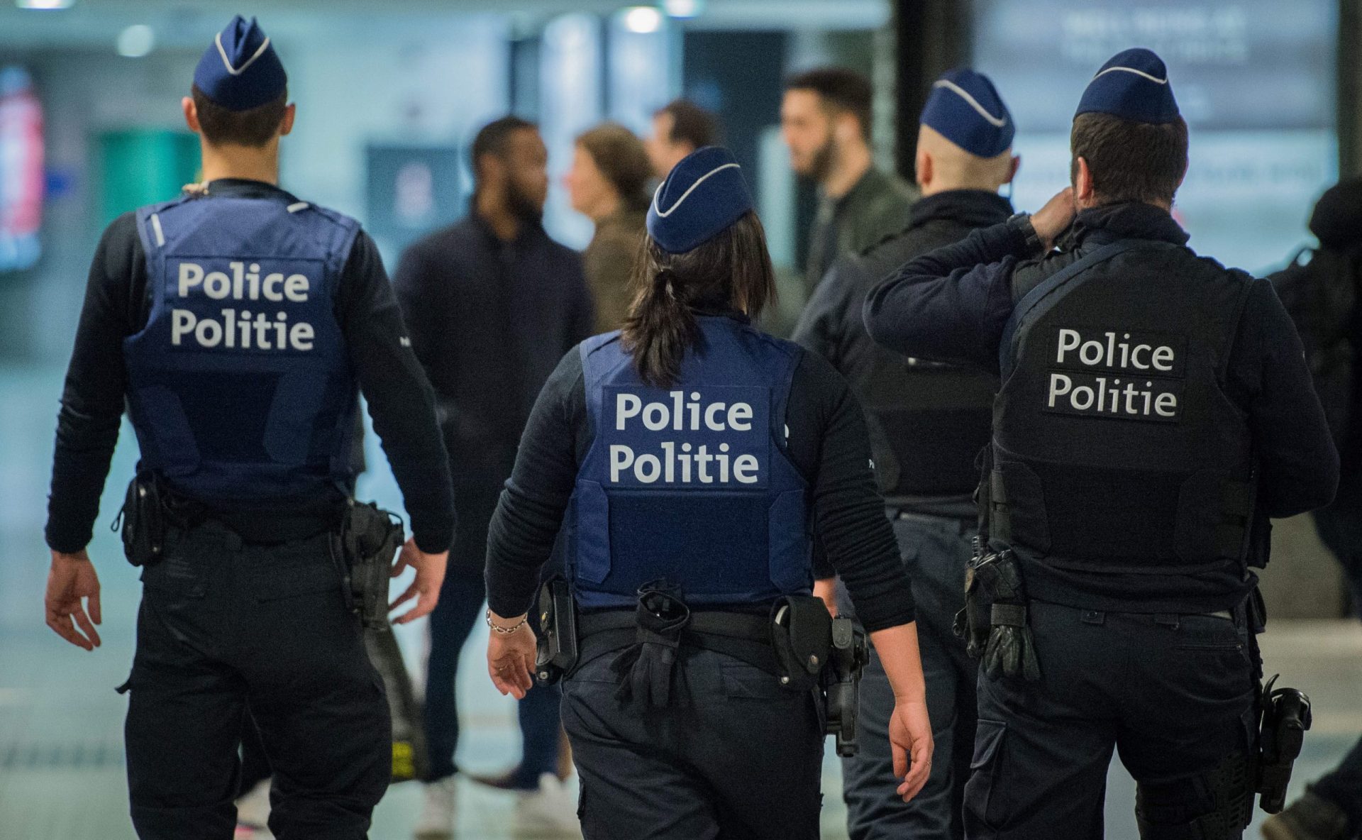 Polícia belga procura dois alegados terroristas e teme que um tenha explosivos