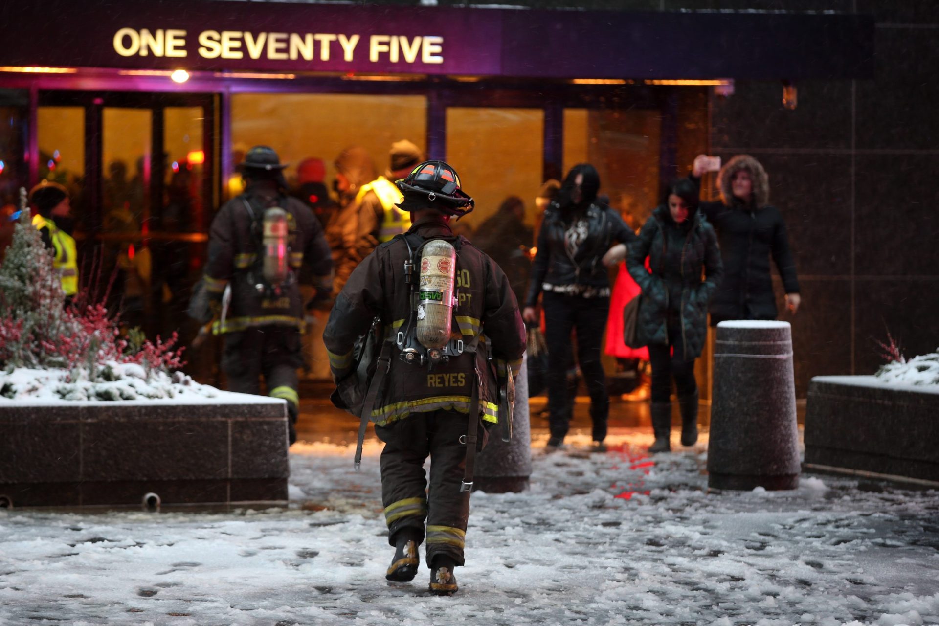 Incêndio faz cinco feridos em icónico arranha-céus de Chicago