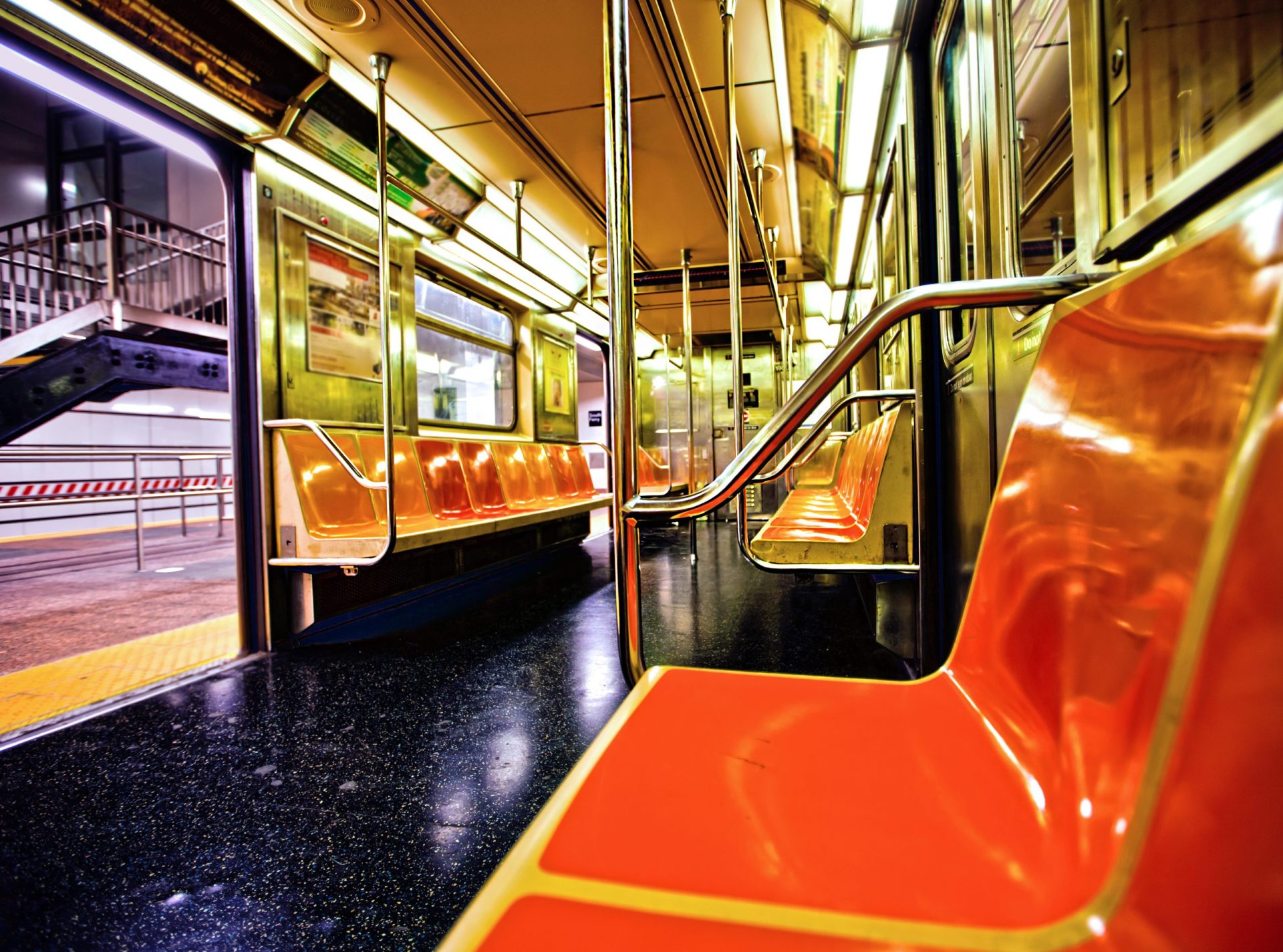 Uma sem-abrigo entrou descalça no metro. E Kay não hesitou em dar-lhe as suas botas