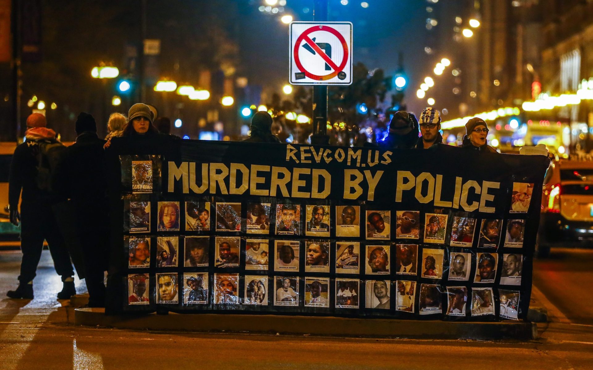 EUA: Centenas de pessoas protestam após divulgação vídeo de morte de jovem negro