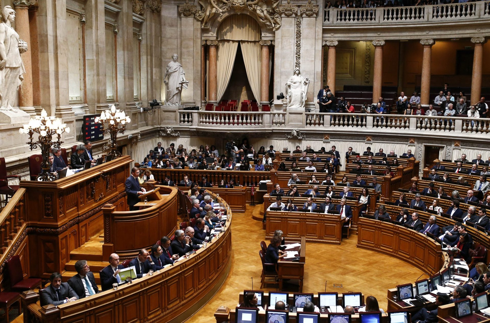 Governo e líderes parlamentares da esquerda vão reunir-se antes das conferências de líderes