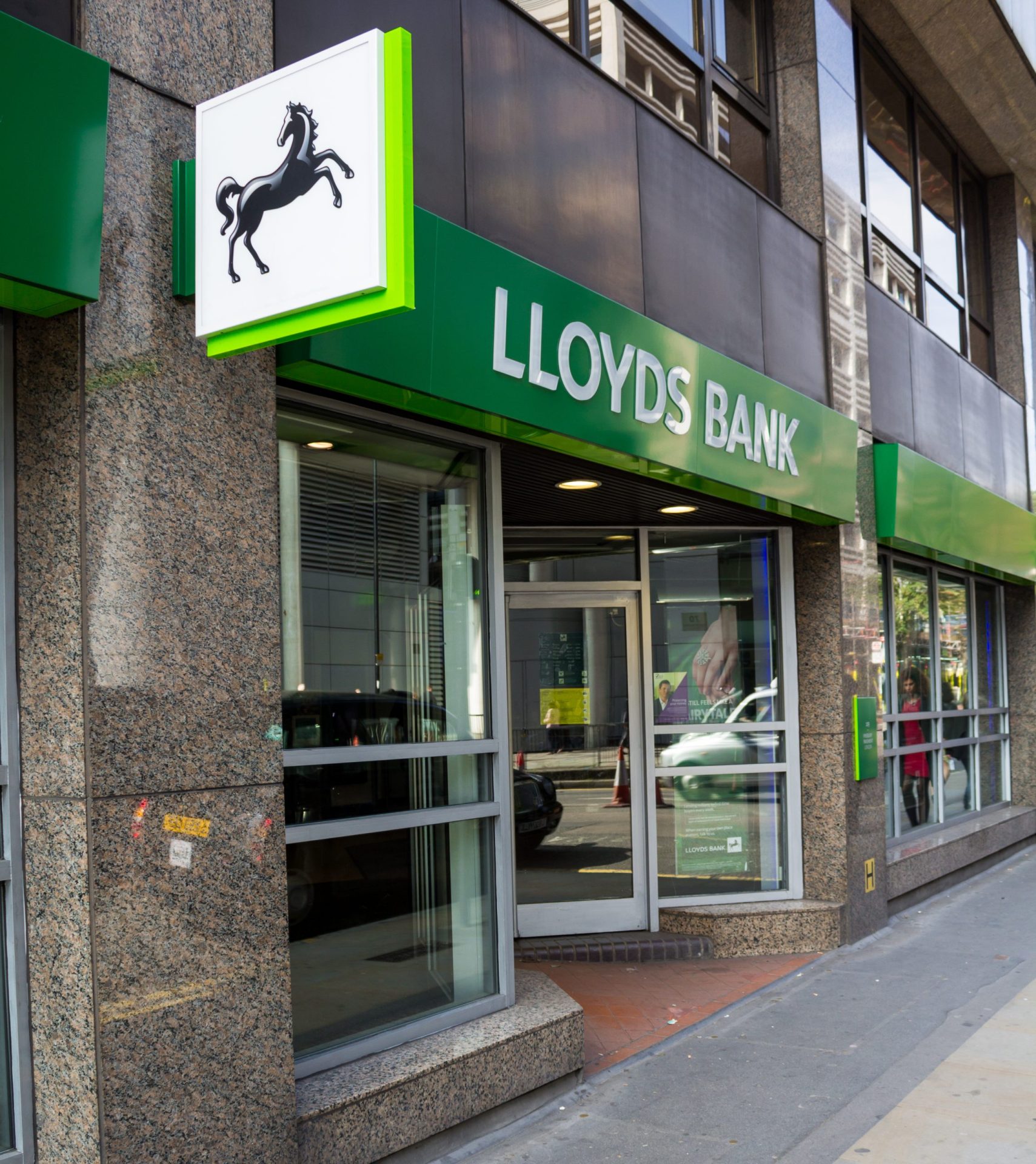 Lloyds Bank vai eliminar 945 postos de trabalho no Reino Unido