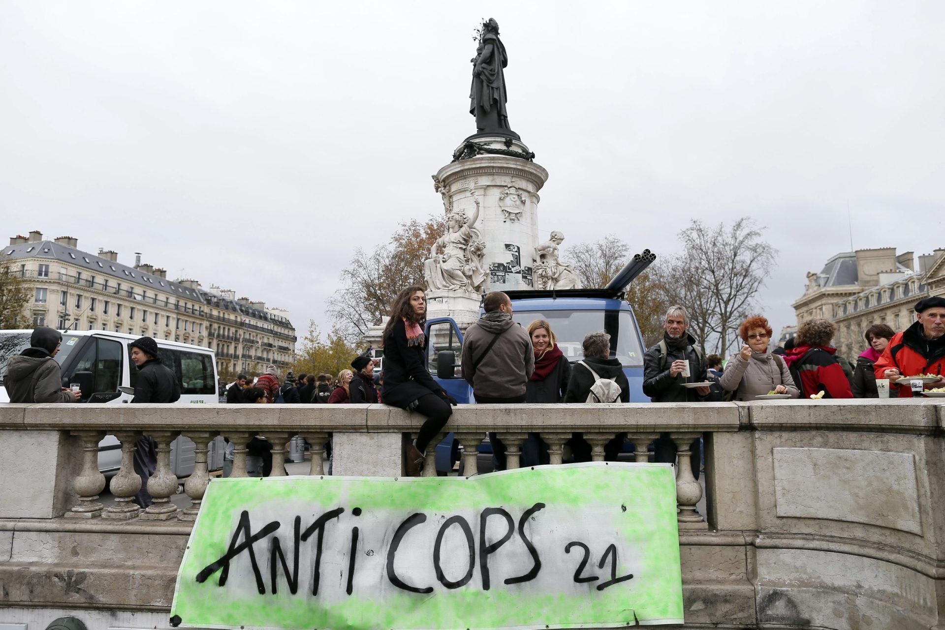 Clima Manifestantes em Paris lançam objetos à polícia, que responde com gás lacrimogéneo