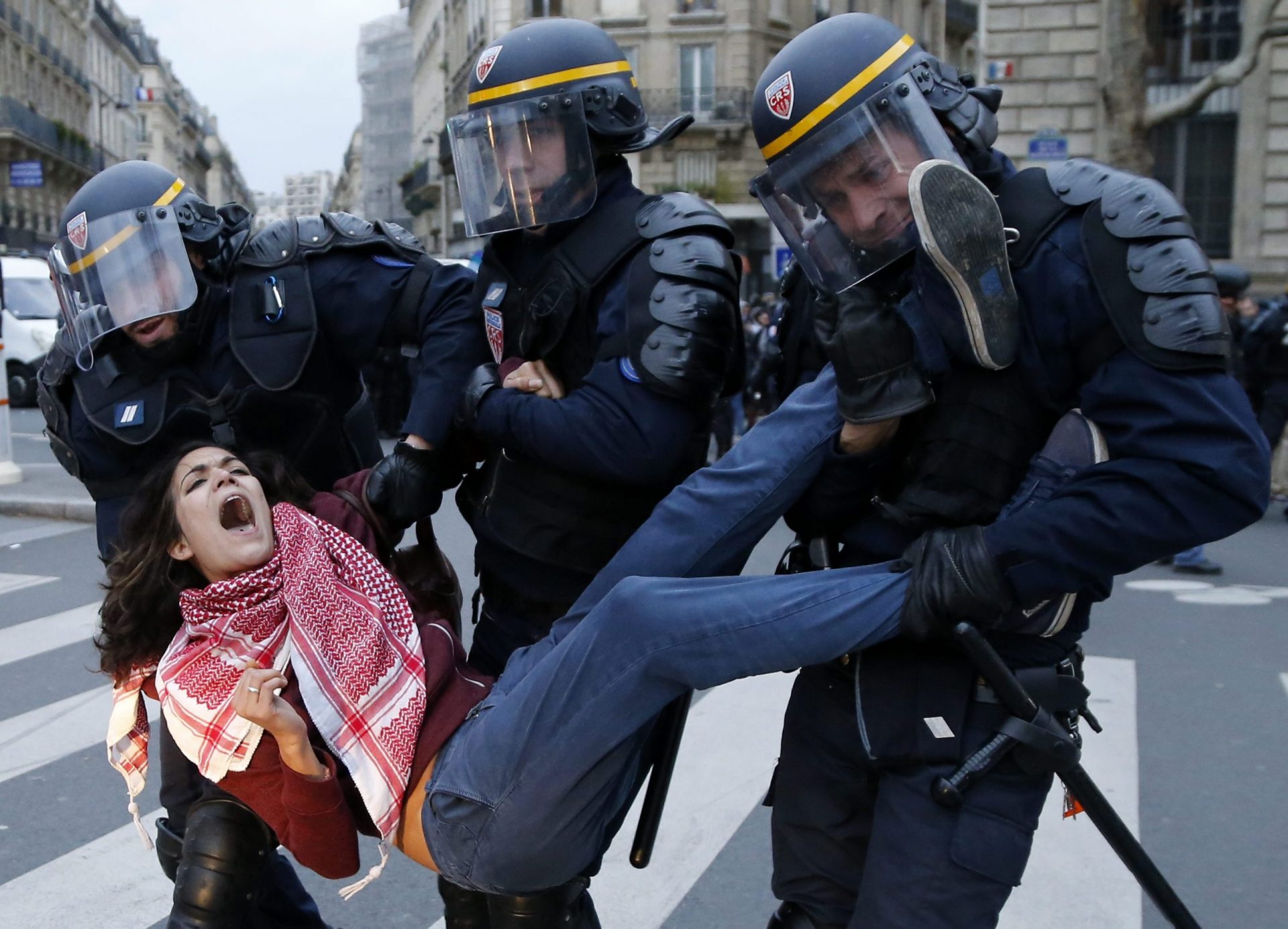 Polícia detém uma centena de manifestantes durante confrontos em Paris