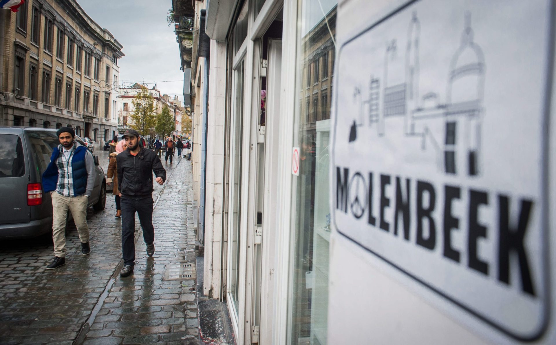 Polícia belga em operação antiterrorista em Molenbeek