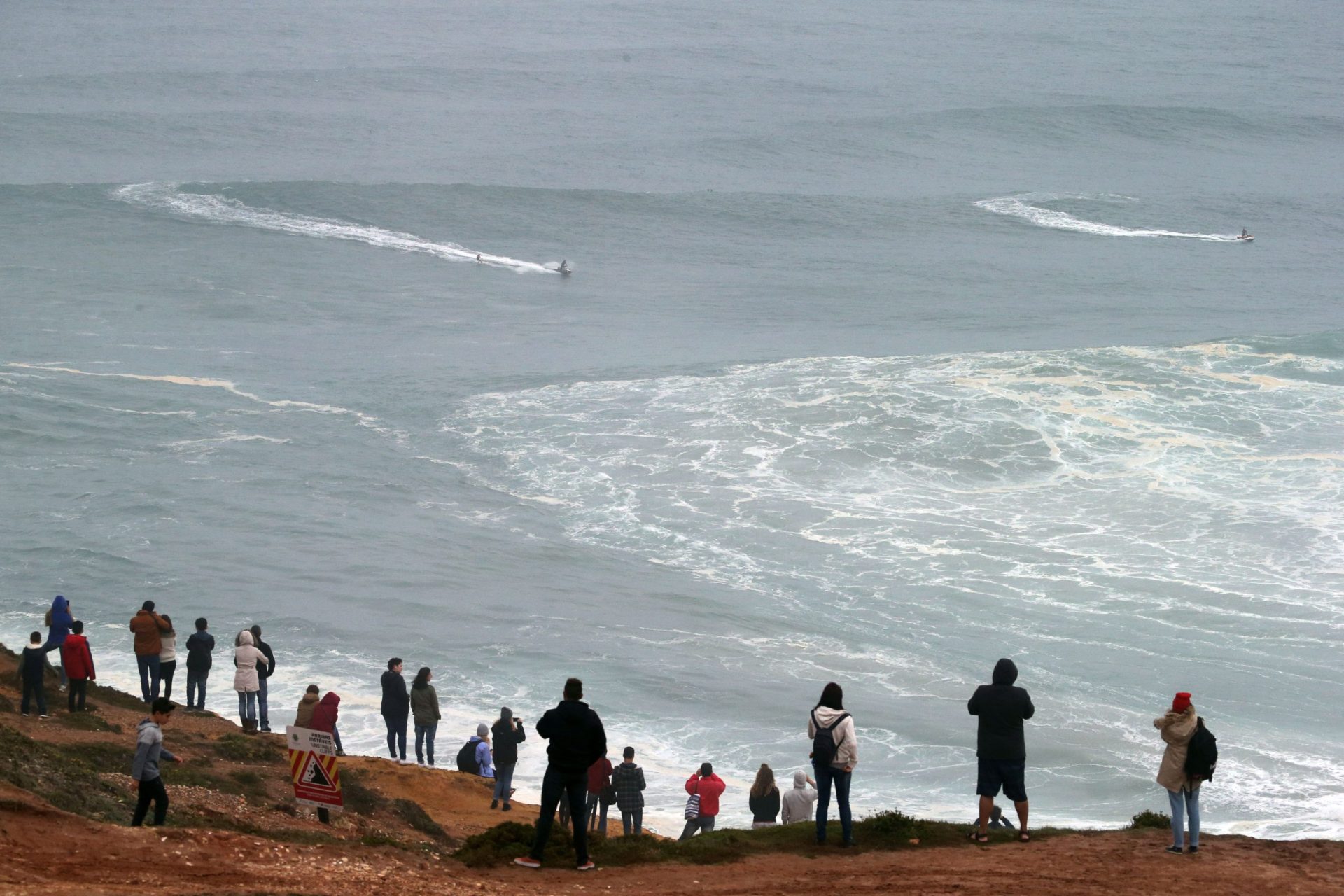 Surfistas de ondas gigantes enfrentam &#8216;canhão&#8217; da Nazaré