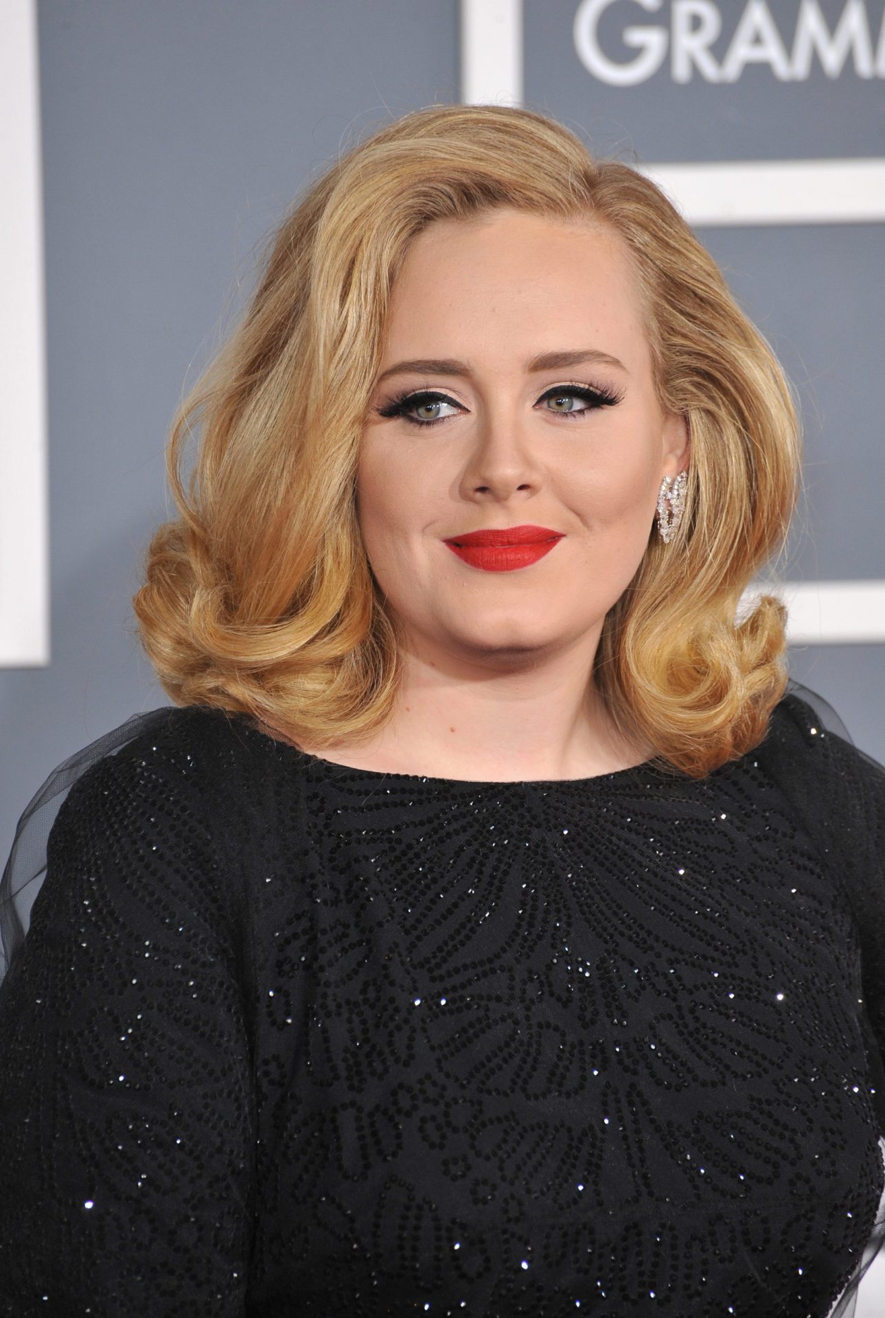 Adele está irreconhecível em capa de revista