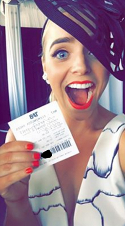 Mulher publica fotografia de bilhete vencedor e roubam-lhe o prémio