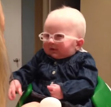 Bebé albina vê a mãe pela primeira vez
