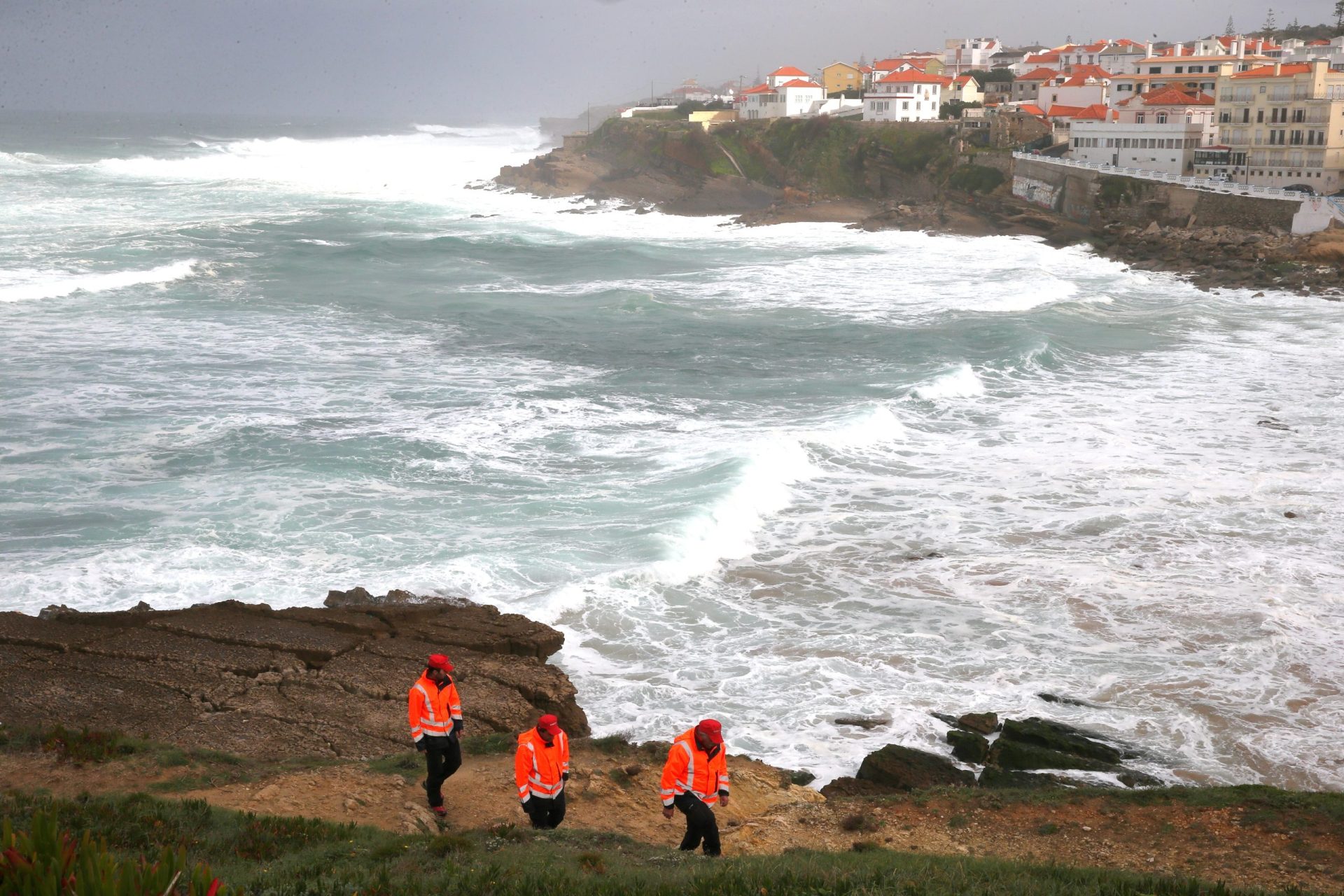 Marinha avalia condições para buscas dos pescadores em Sintra