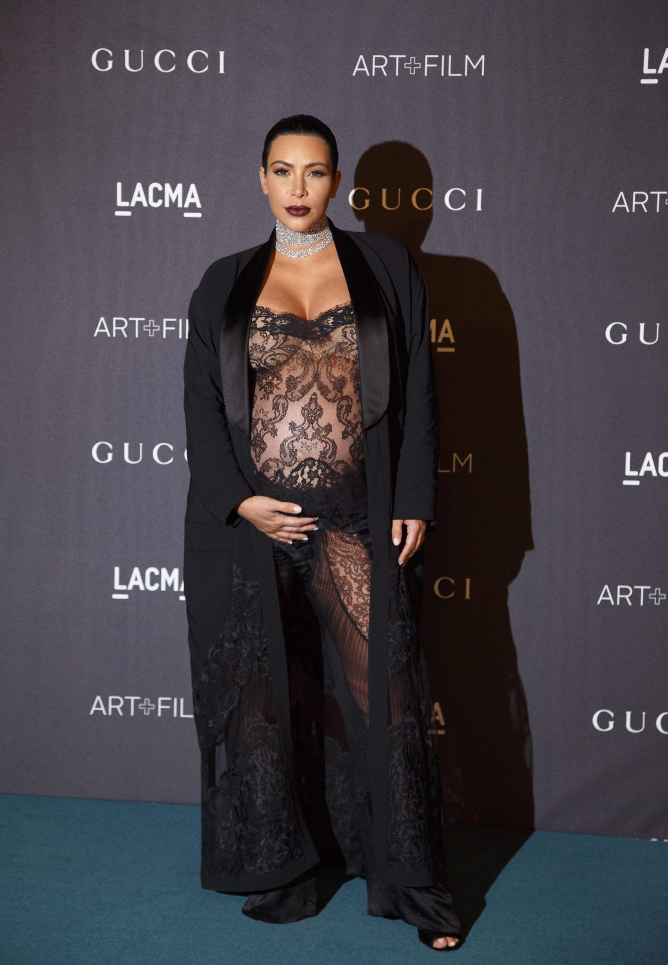 Kim Kardashian: Grávida de oito meses surpreende com look transparente [foto]