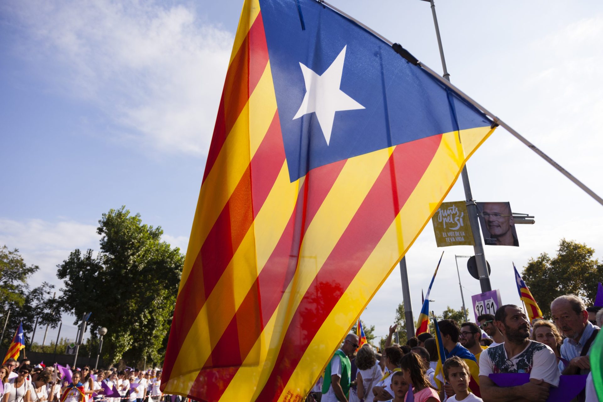 Parlamento catalão aprova início do processo de independência