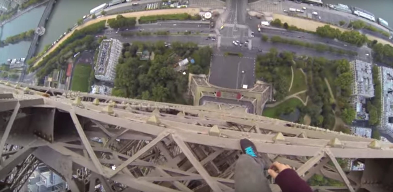 Homem trepou a Torre Eiffel às escondidas… E com uma Go-Pro na cabeça