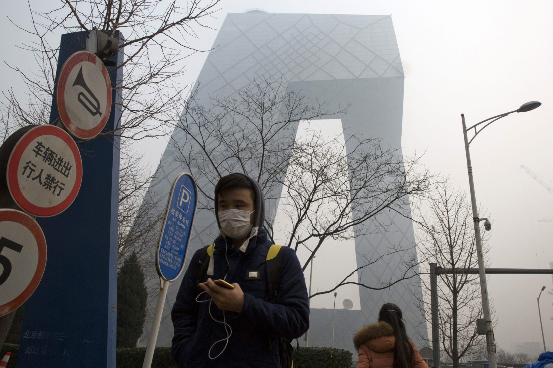 Pequim levanta alerta vermelho devido à poluição