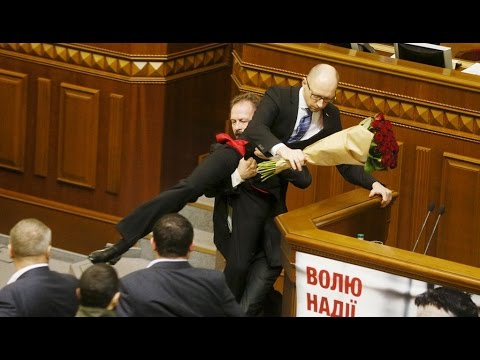 Luta no Parlamento ucraniano após PM ser arrastado do palanque