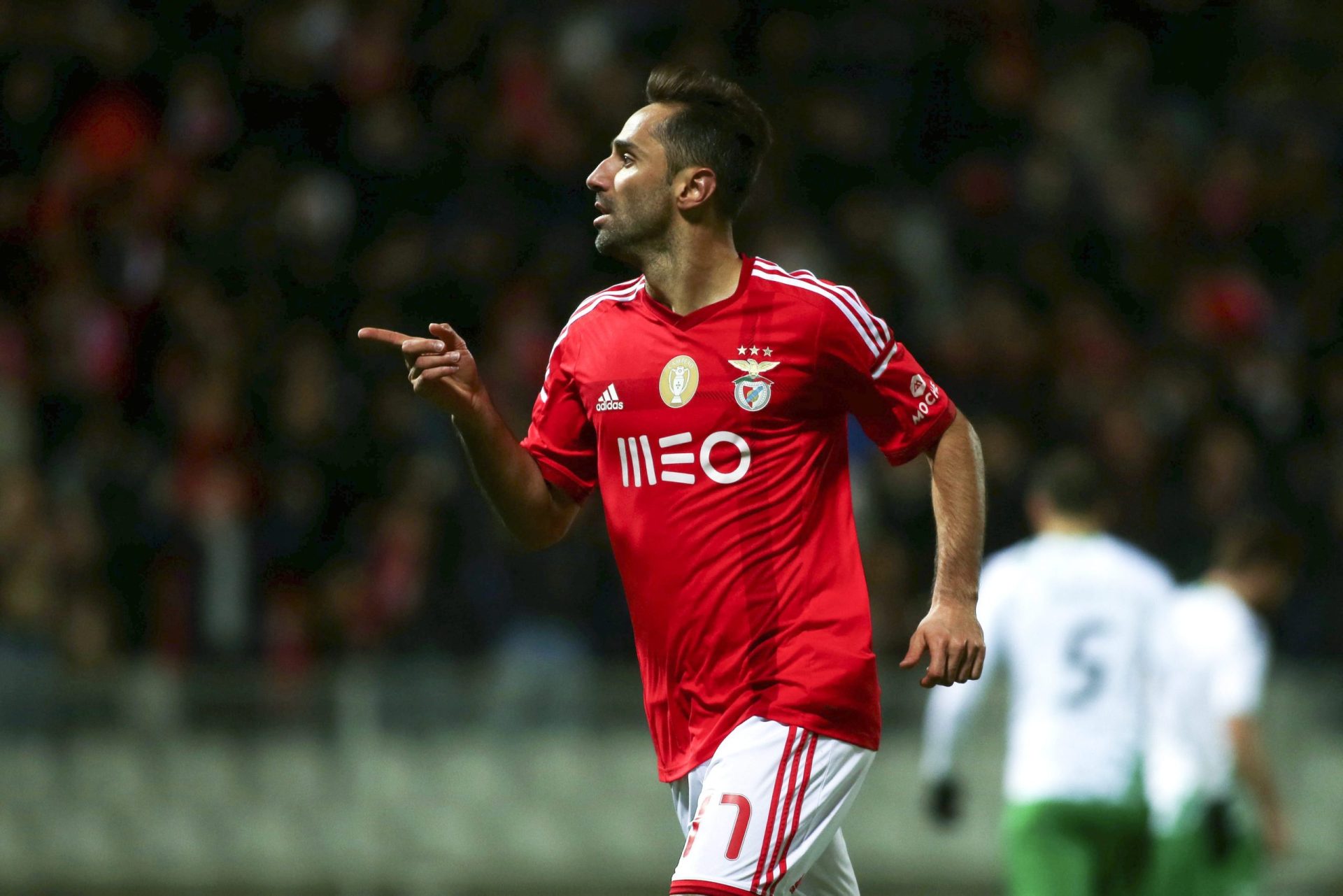 Benfica regressa a Lisboa com as ‘meias’ na bagagem