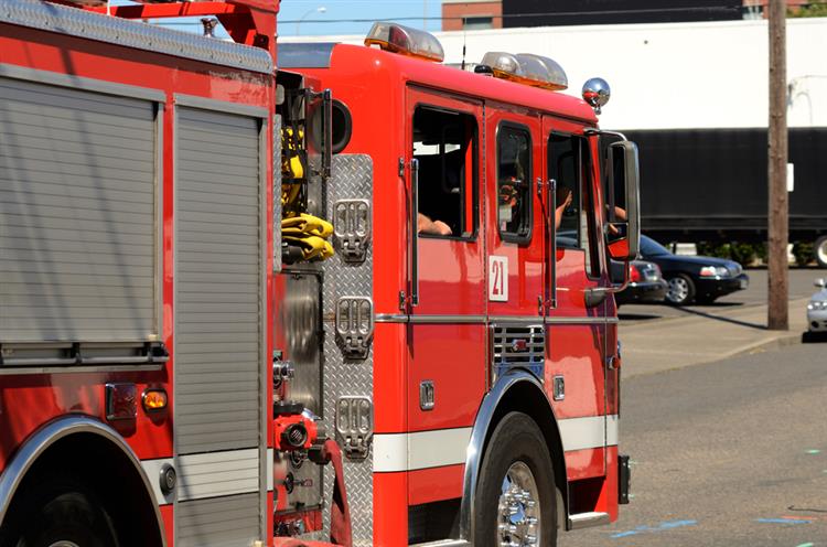 Incêndio em rent-a-car perto de aeroporto destrói 27 carros