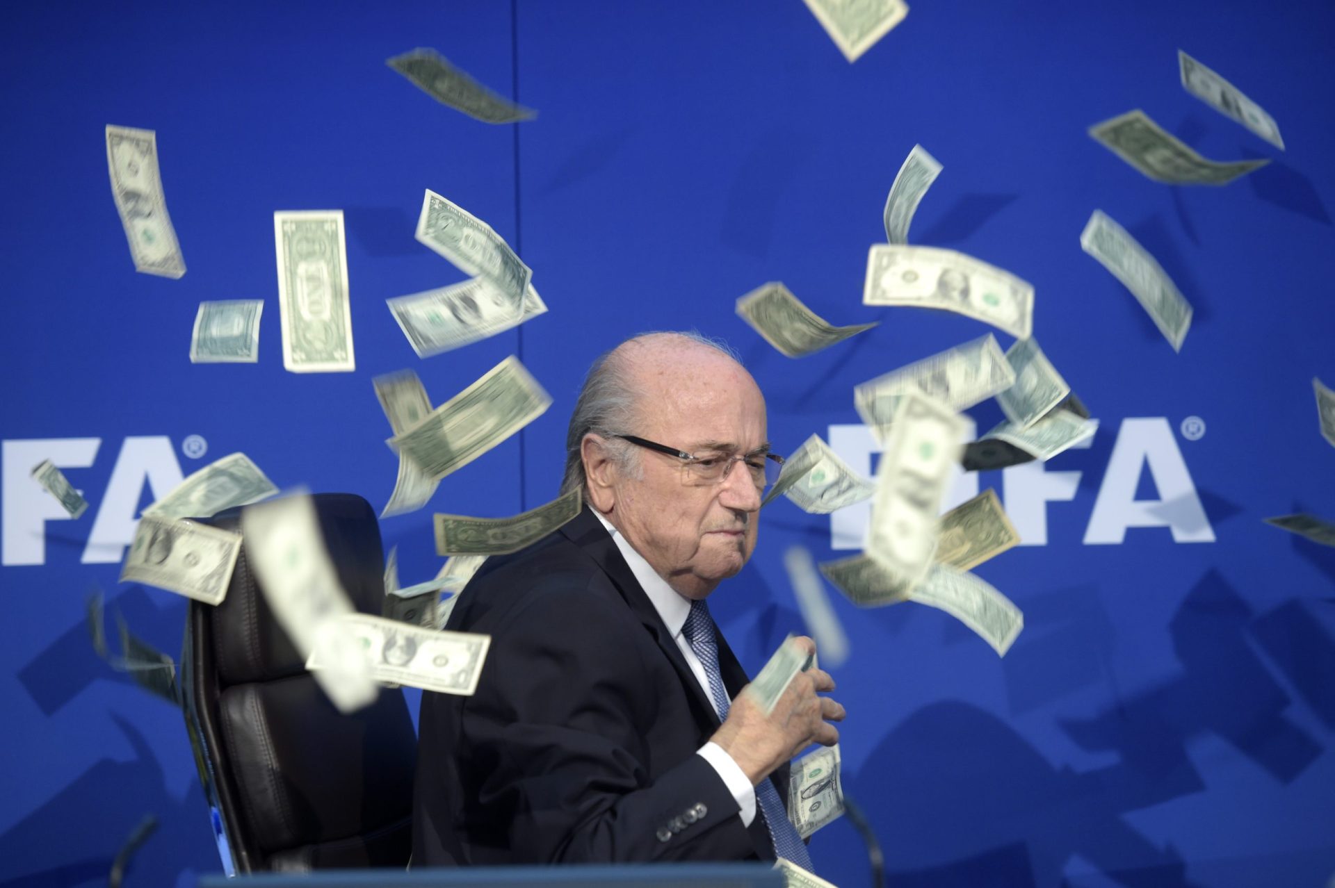Blatter e Platini banidos do futebol