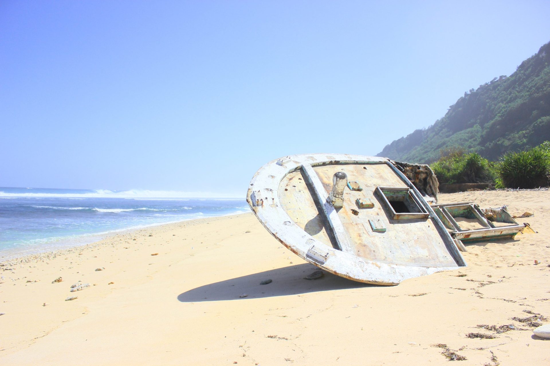 Cadáveres dão à costa em ‘barcos fantasma’