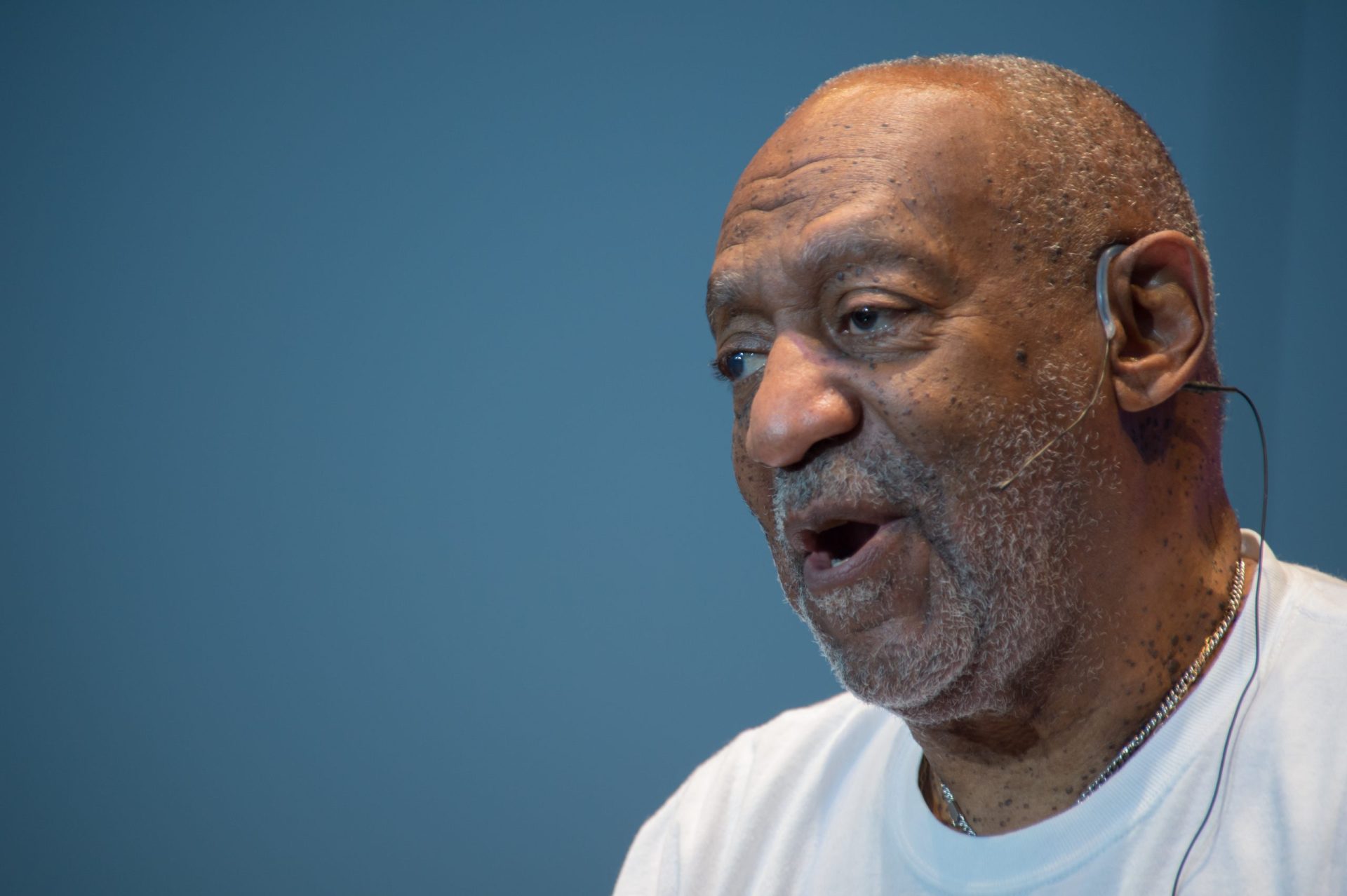 Polícia emite mandado de prisão para Bill Cosby