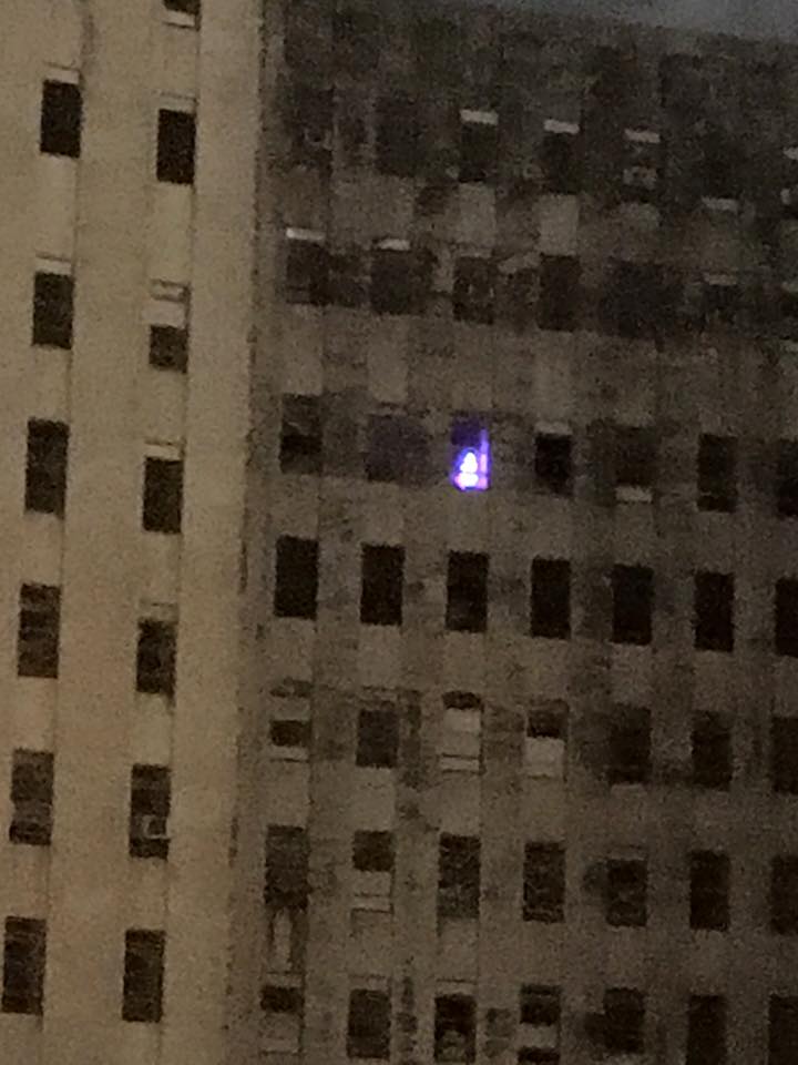 O que será esta luz na janela de um hospital abandonado?