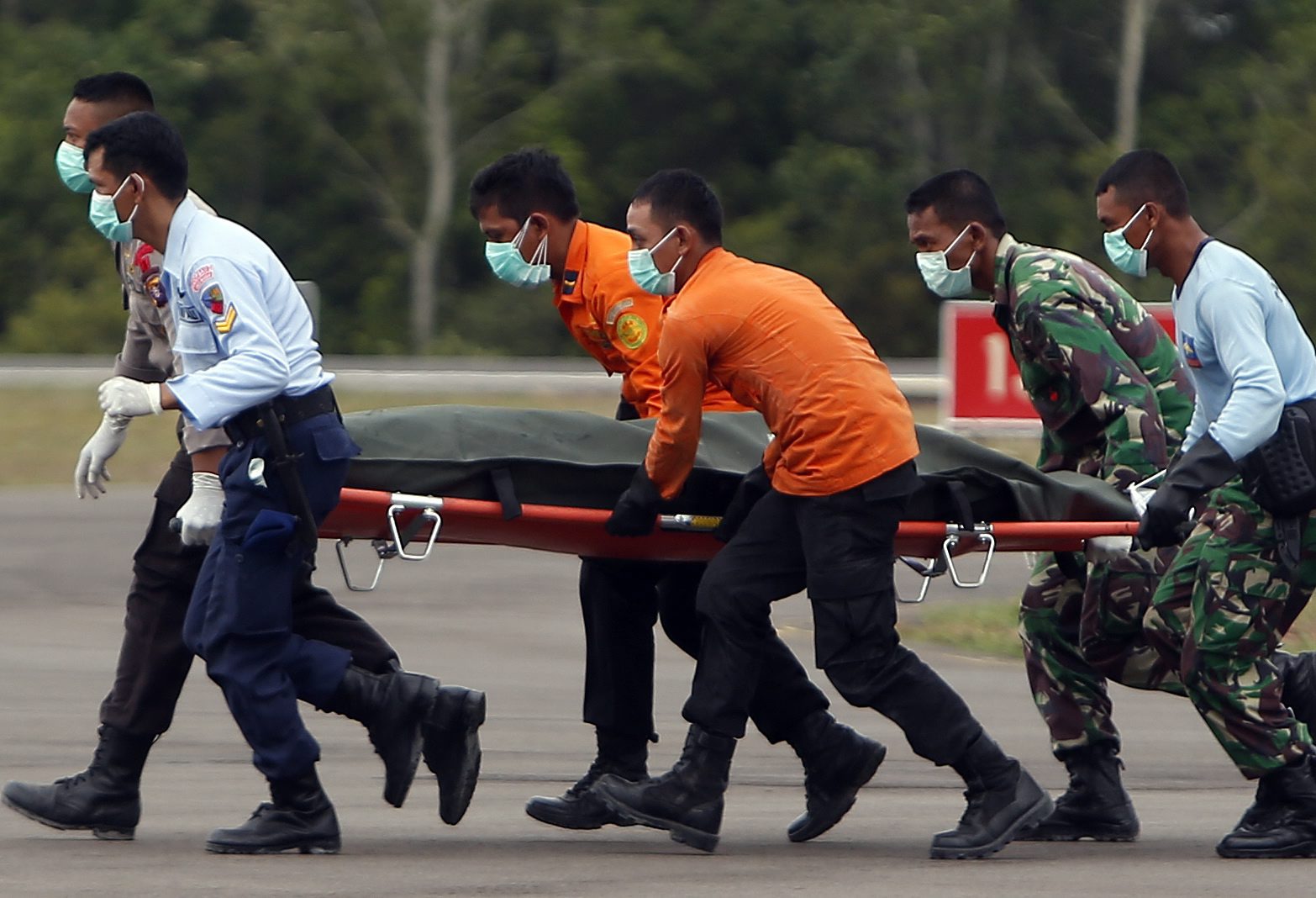 AirAsia: 16 corpos resgatados