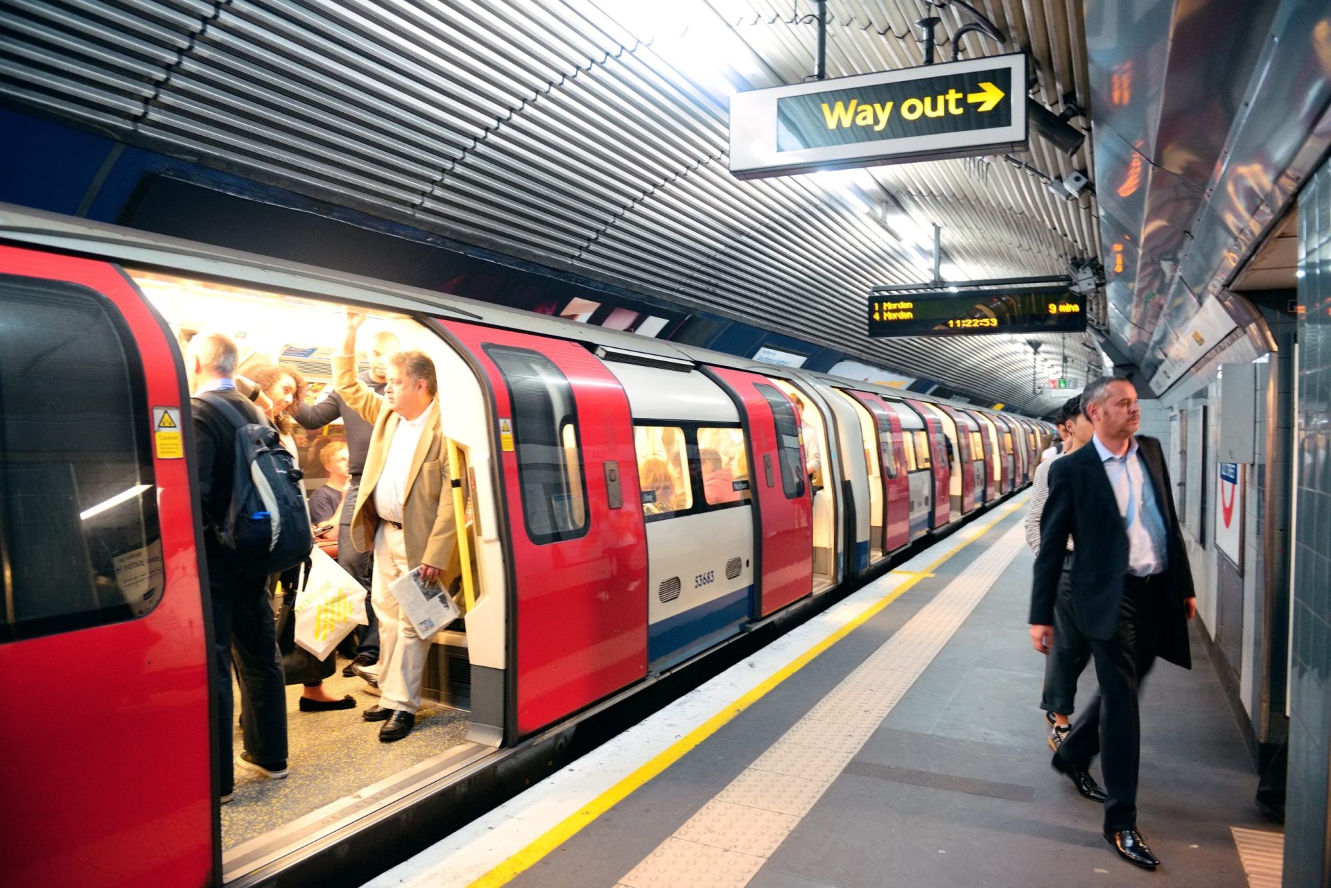 Londres: Homem esfaqueia passageiro no metro e grita pela Síria