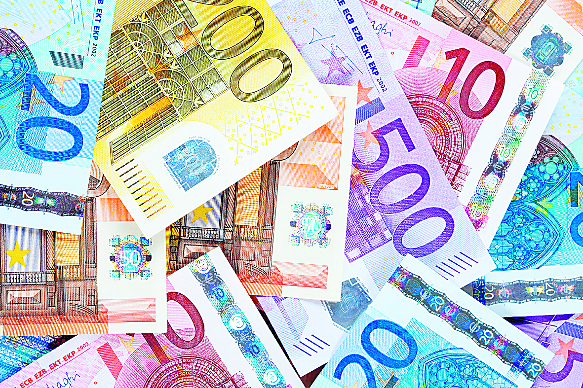 Euro bate mínimos de 11 anos face ao dólar