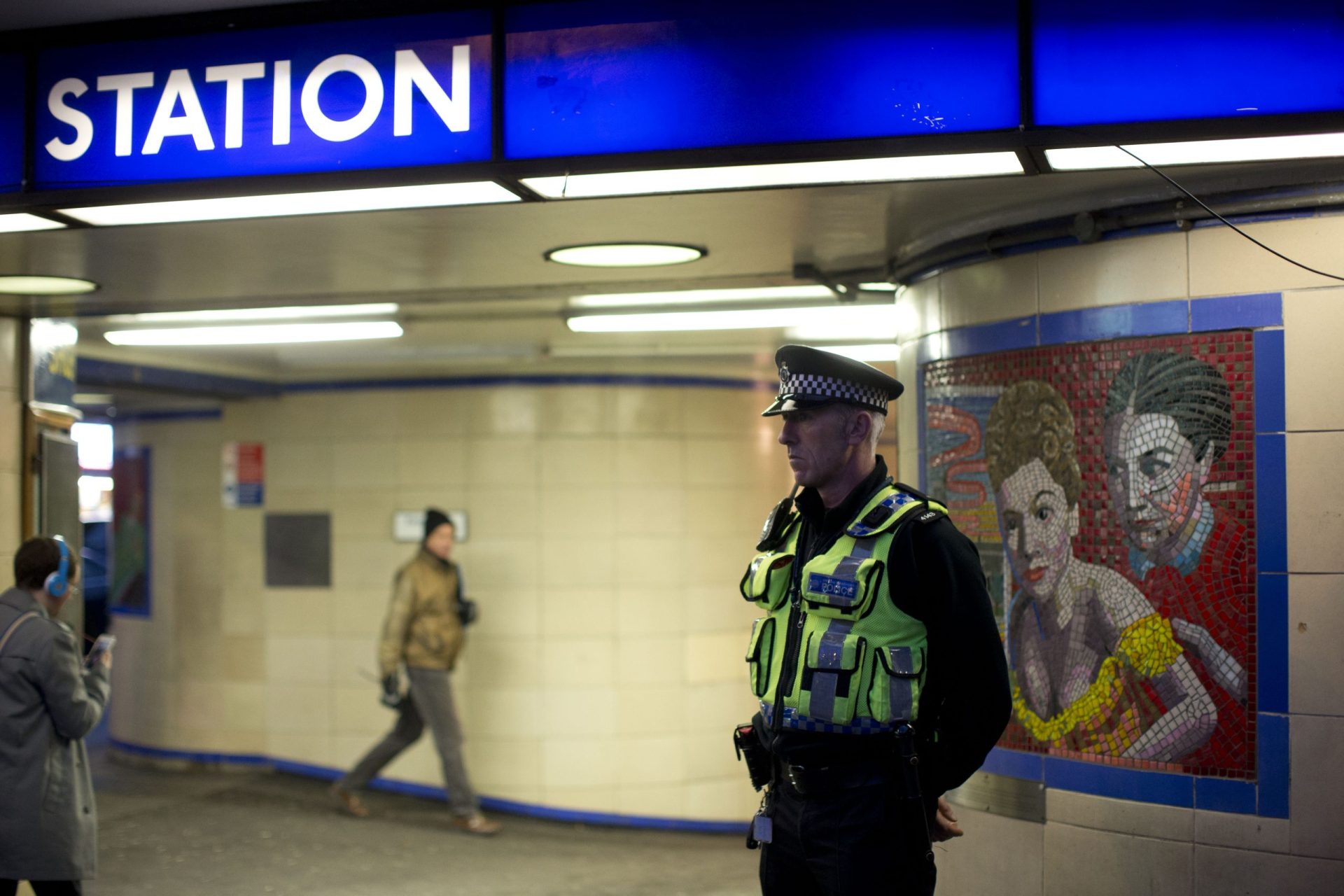 Londres: Homem acusado de esfaquear passageiros no metro foi a tribunal