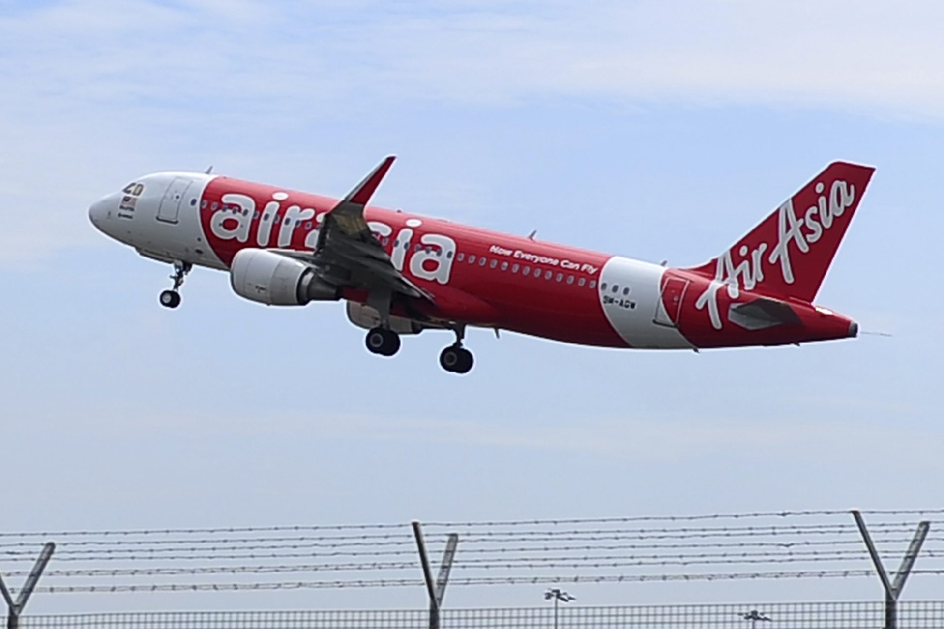 AirAsia: Avião despenhou-se em três minutos com co-piloto a comandar